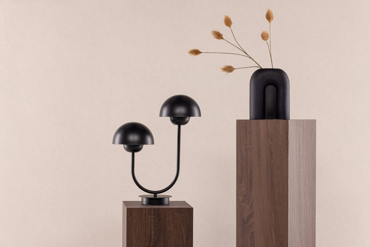 Lyckorna Tischleuchte in Schwarz präsentiert im Onlineshop von KAQTU Design AG. Tischleuchte ist von Vind