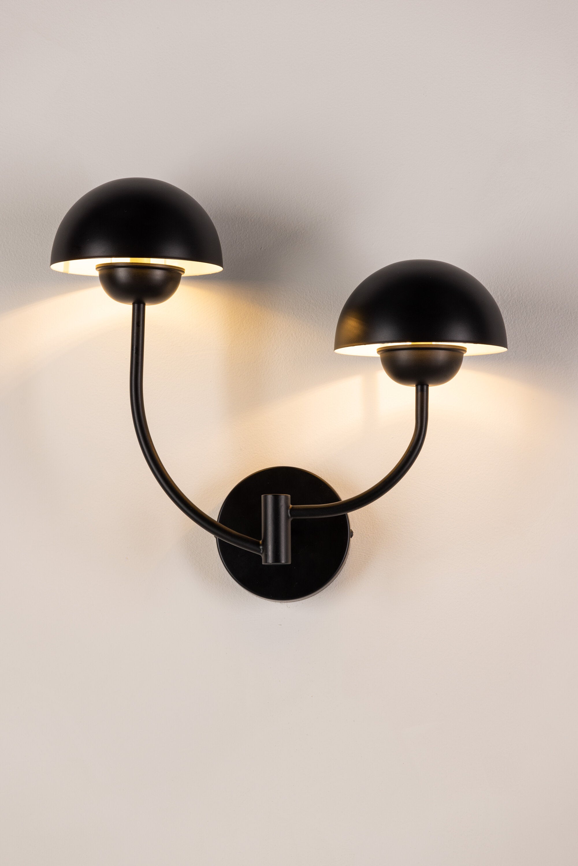 Lyckorna Wandleuchte in Schwarz präsentiert im Onlineshop von KAQTU Design AG. Wandleuchte ist von Vind