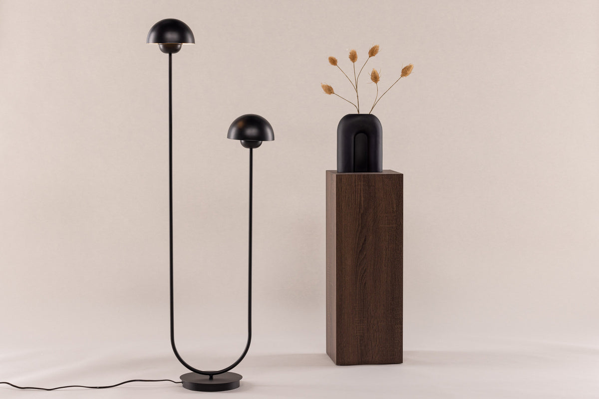 Lyckorna Stehleuchte in Schwarz präsentiert im Onlineshop von KAQTU Design AG. Stehleuchte ist von Vind
