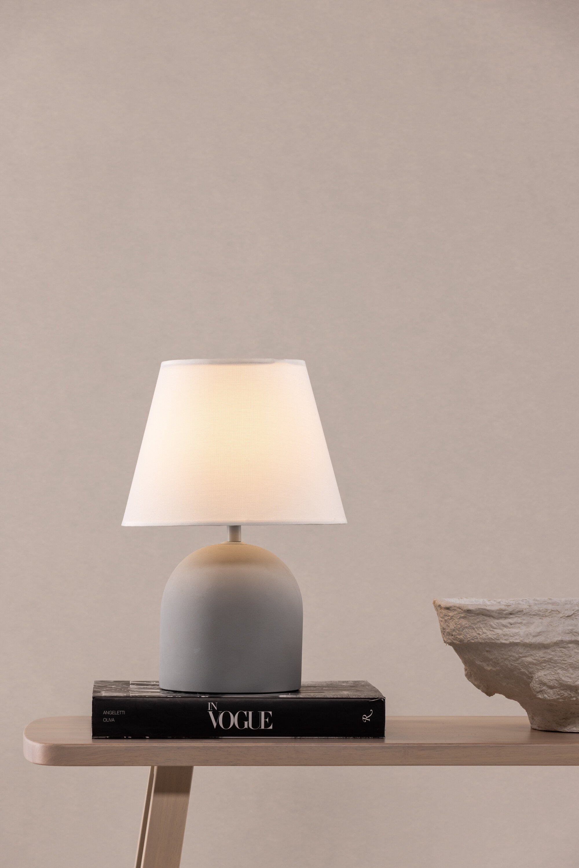 Styrsö Tischleuchte in Grau präsentiert im Onlineshop von KAQTU Design AG. Tischleuchte ist von Vind