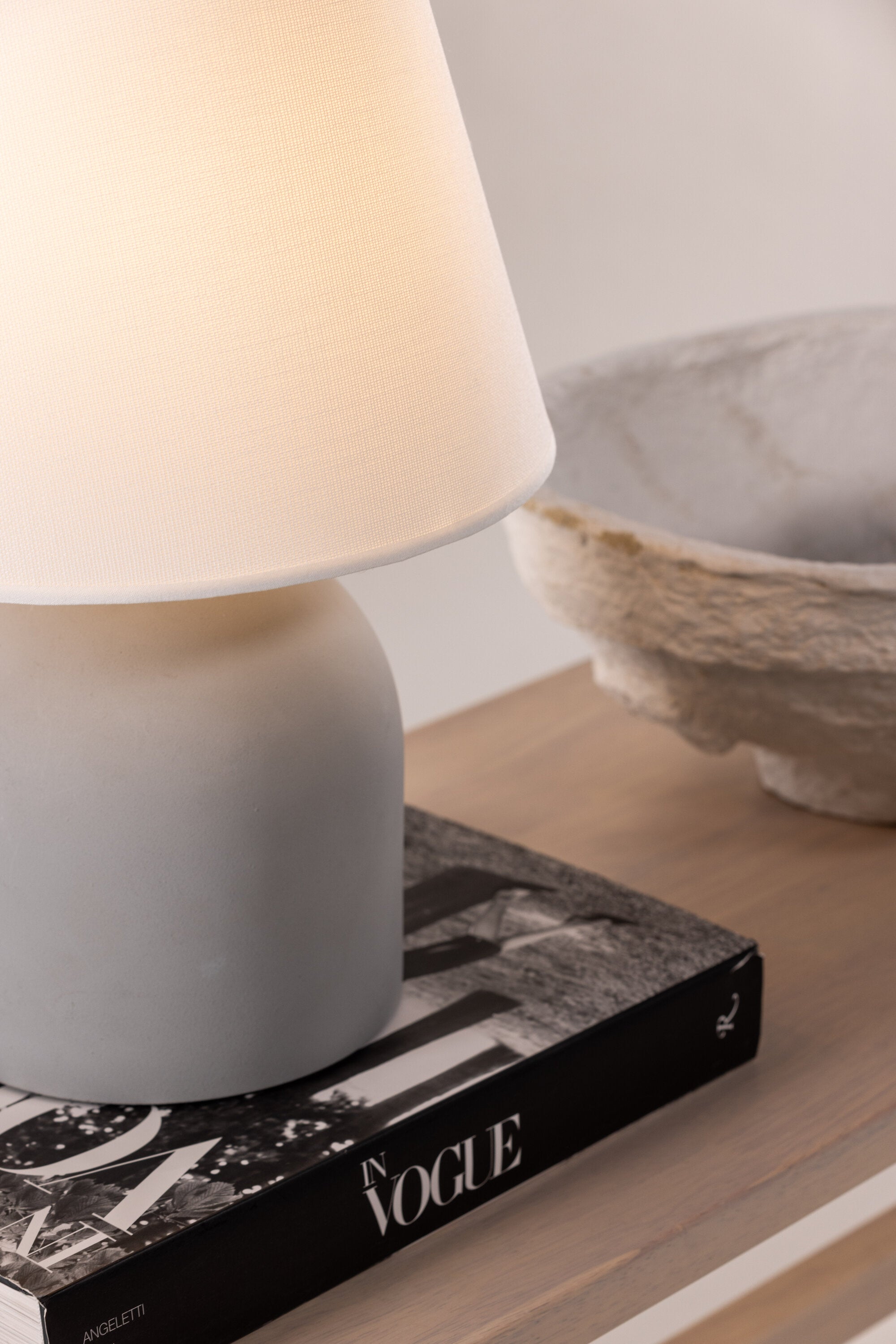 Styrsö Tischleuchte in Grau präsentiert im Onlineshop von KAQTU Design AG. Tischleuchte ist von Vind