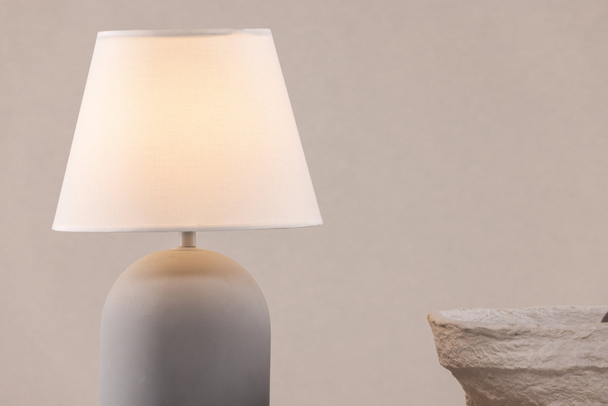 Styrsö Tischleuchte in Grau präsentiert im Onlineshop von KAQTU Design AG. Tischleuchte ist von Vind