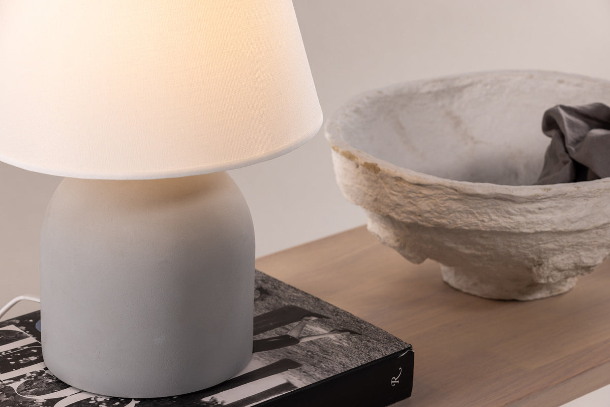 Styrsö Tischleuchte in Grau präsentiert im Onlineshop von KAQTU Design AG. Tischleuchte ist von Vind