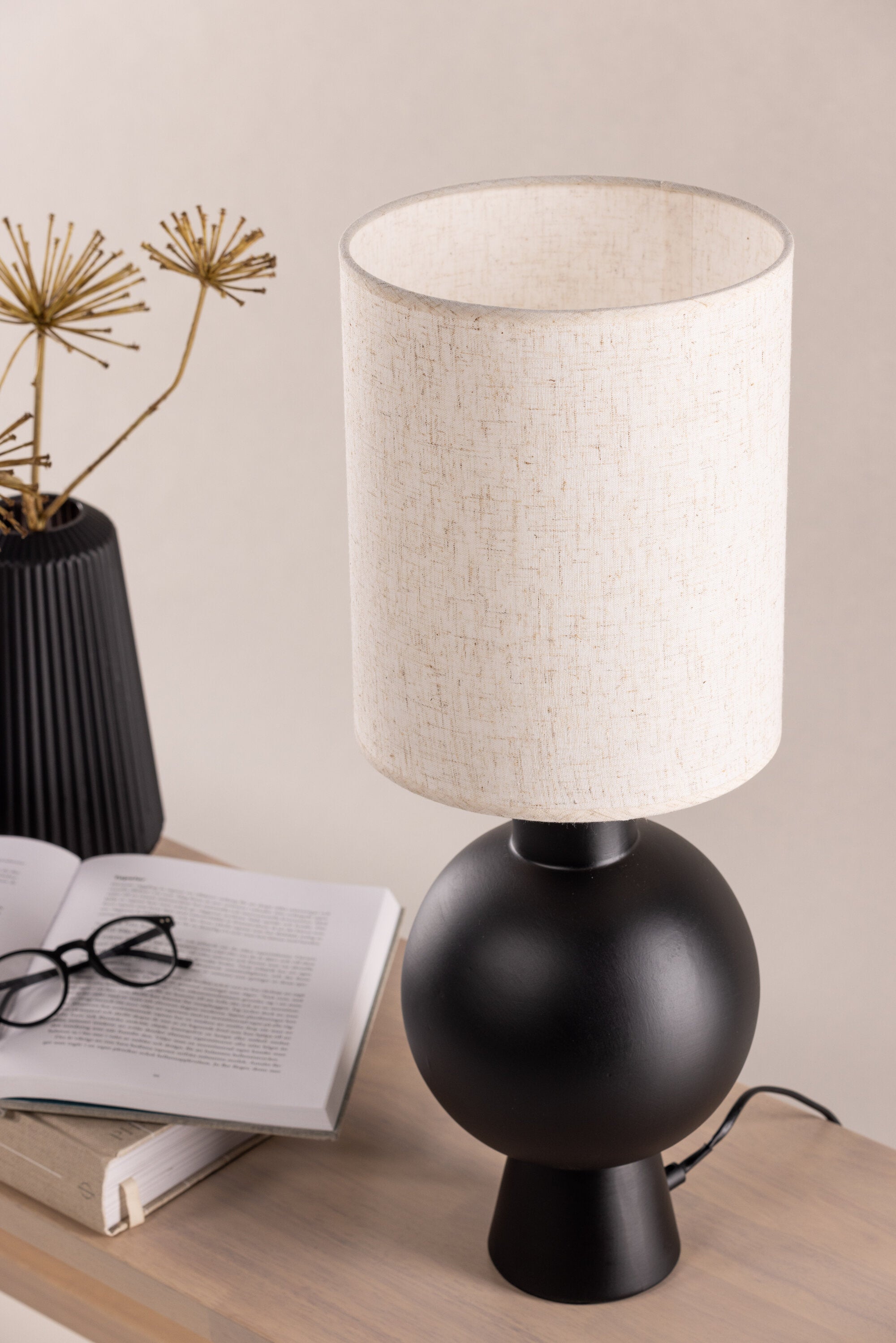 Mysterna Tischleuchte in Schwarz präsentiert im Onlineshop von KAQTU Design AG. Tischleuchte ist von Vind