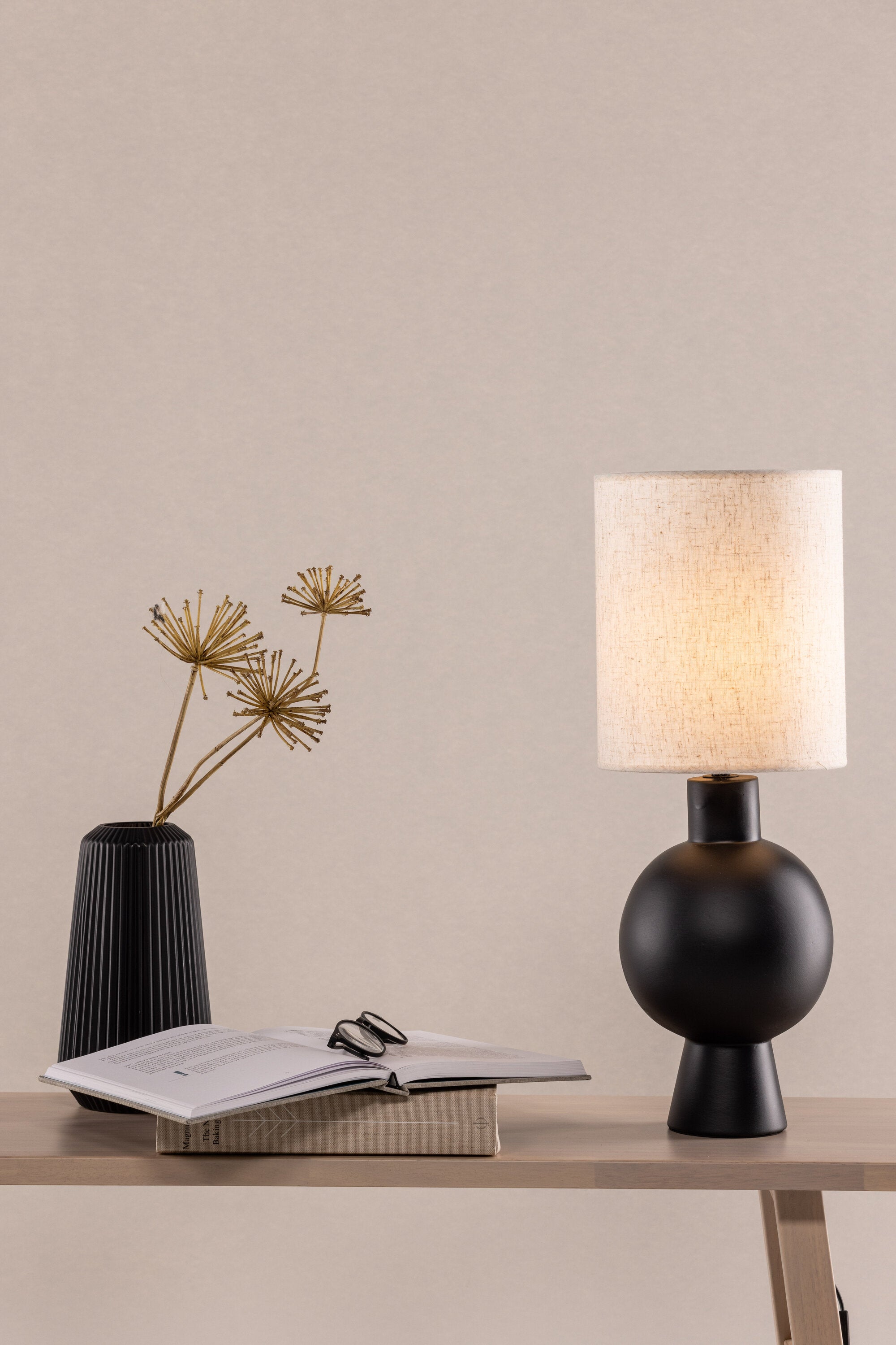 Mysterna Tischleuchte in Schwarz präsentiert im Onlineshop von KAQTU Design AG. Tischleuchte ist von Vind