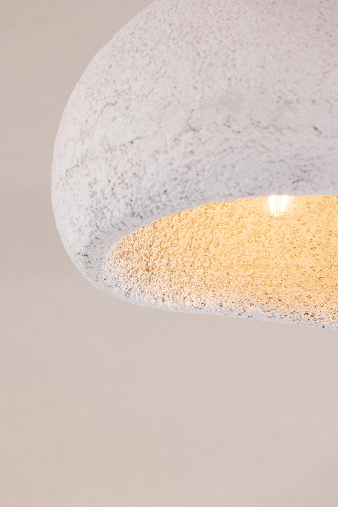 Gilltorp Pendelleuchte von Vind: Elegantes Design aus hochwertigem Harz, ideal für eine einladende Atmosphäre in jedem Raum.