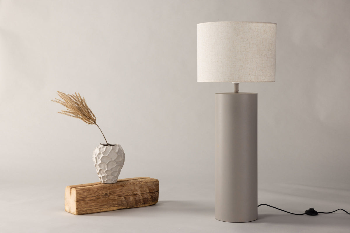Umeå x Josefin Lustig Lighting in Grau präsentiert im Onlineshop von KAQTU Design AG. Stehleuchte ist von Vind