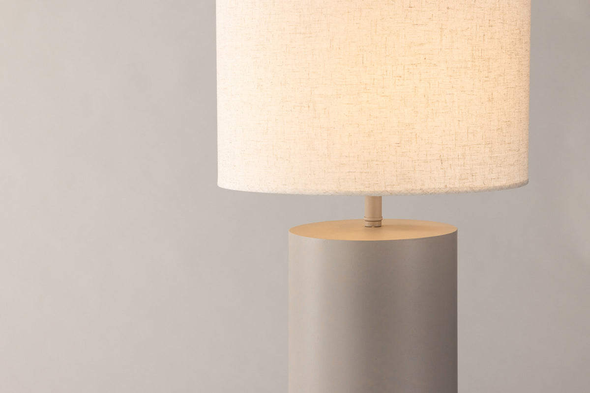 Umeå x Josefin Lustig Lighting in Grau präsentiert im Onlineshop von KAQTU Design AG. Stehleuchte ist von Vind