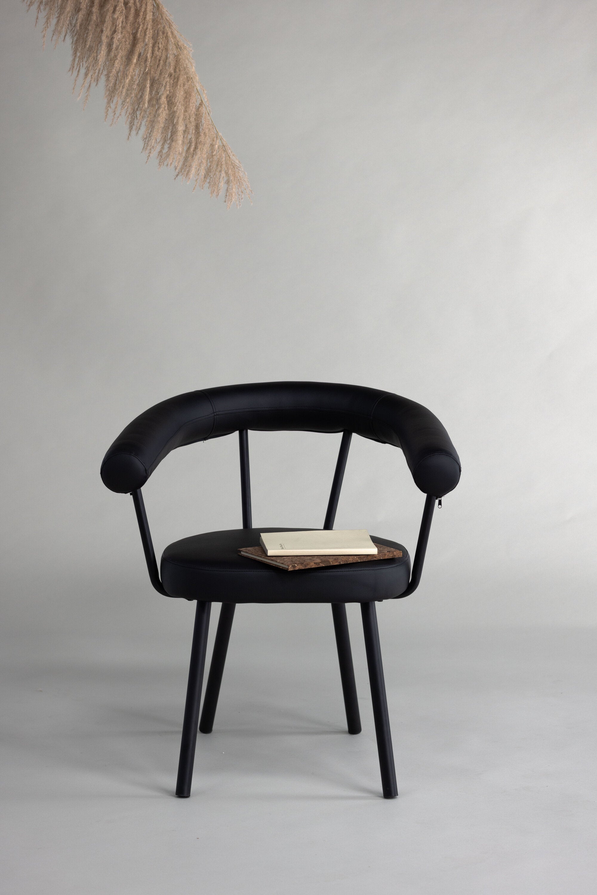Västerås x Josefin Lustig Stuhl in Schwarz präsentiert im Onlineshop von KAQTU Design AG. Stuhl ist von Vind