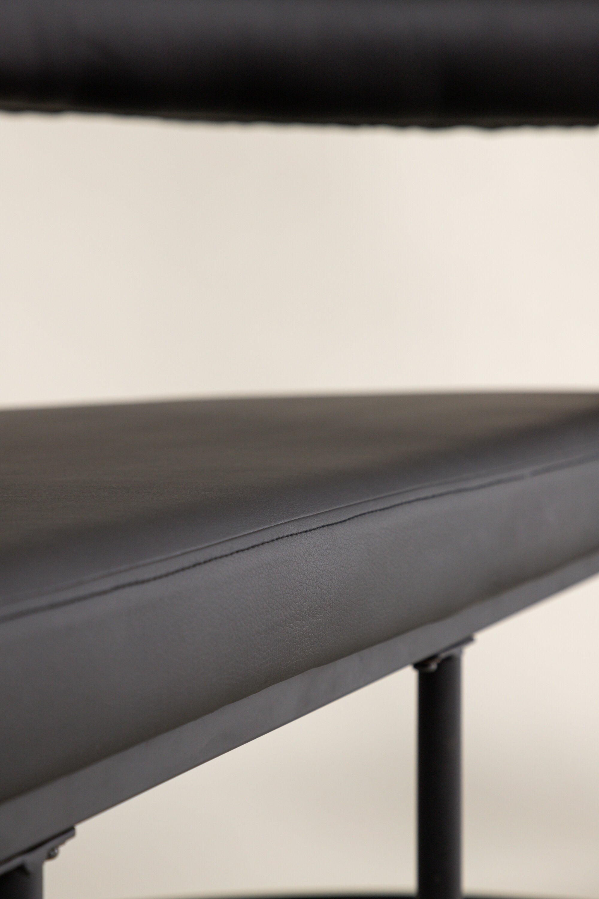 Stallhagen x Josefin Lustig Bank in Schwarz präsentiert im Onlineshop von KAQTU Design AG. Sitzbank ist von Vind