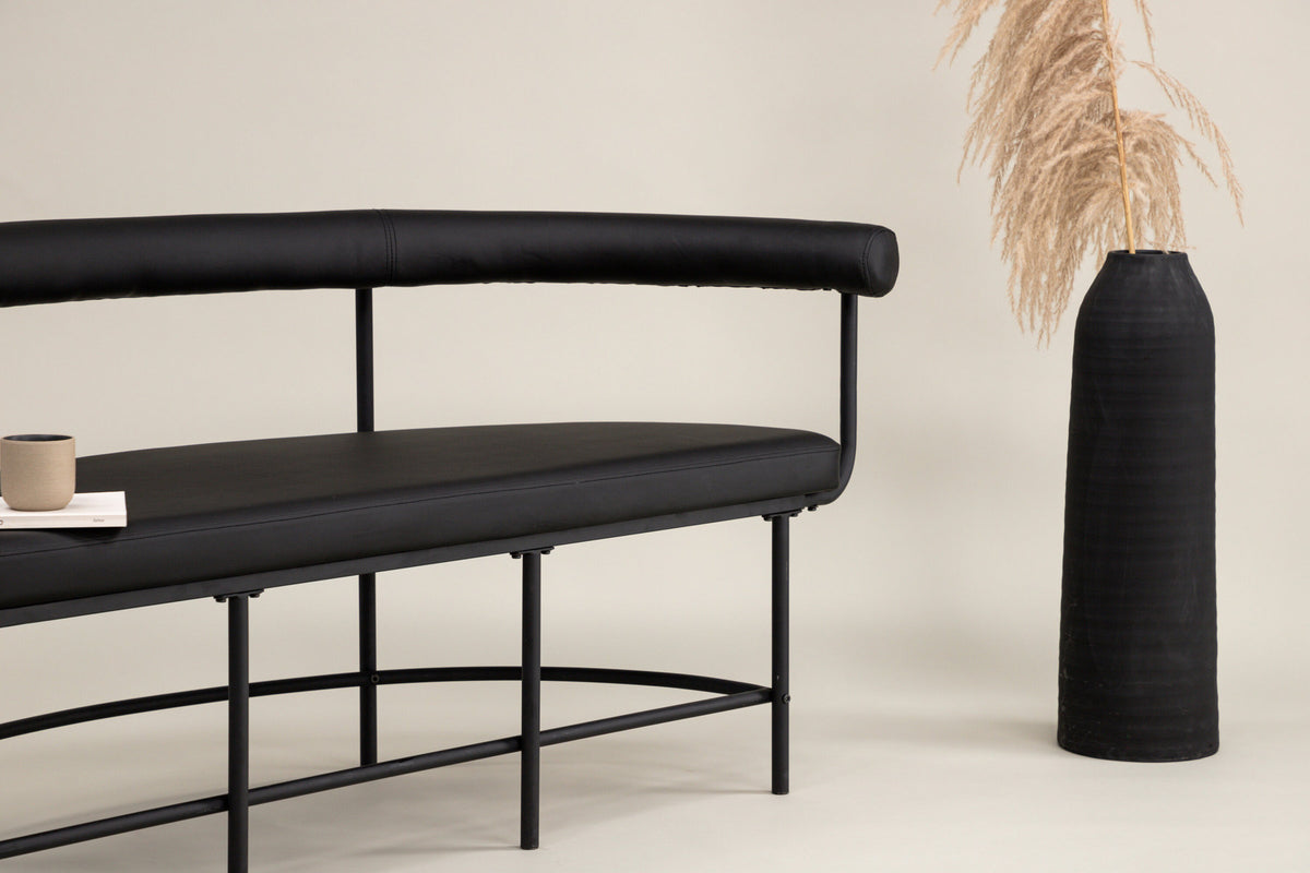 Stallhagen x Josefin Lustig Bank in Schwarz präsentiert im Onlineshop von KAQTU Design AG. Sitzbank ist von Vind