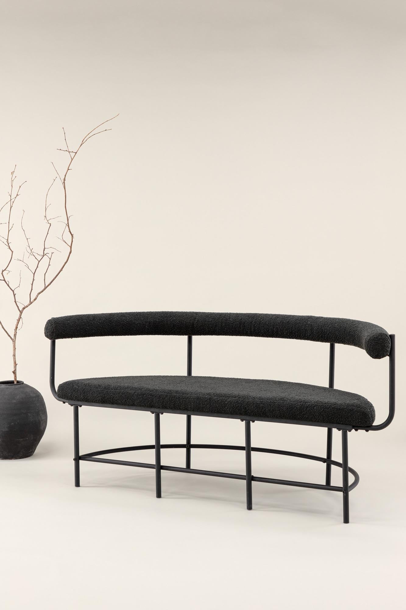 Entdecken Sie die Stallhagen x Josefin Lustig Bank von Vind – eine stilvolle Kombination aus Komfort und modernem Design für jedes Zuhause.