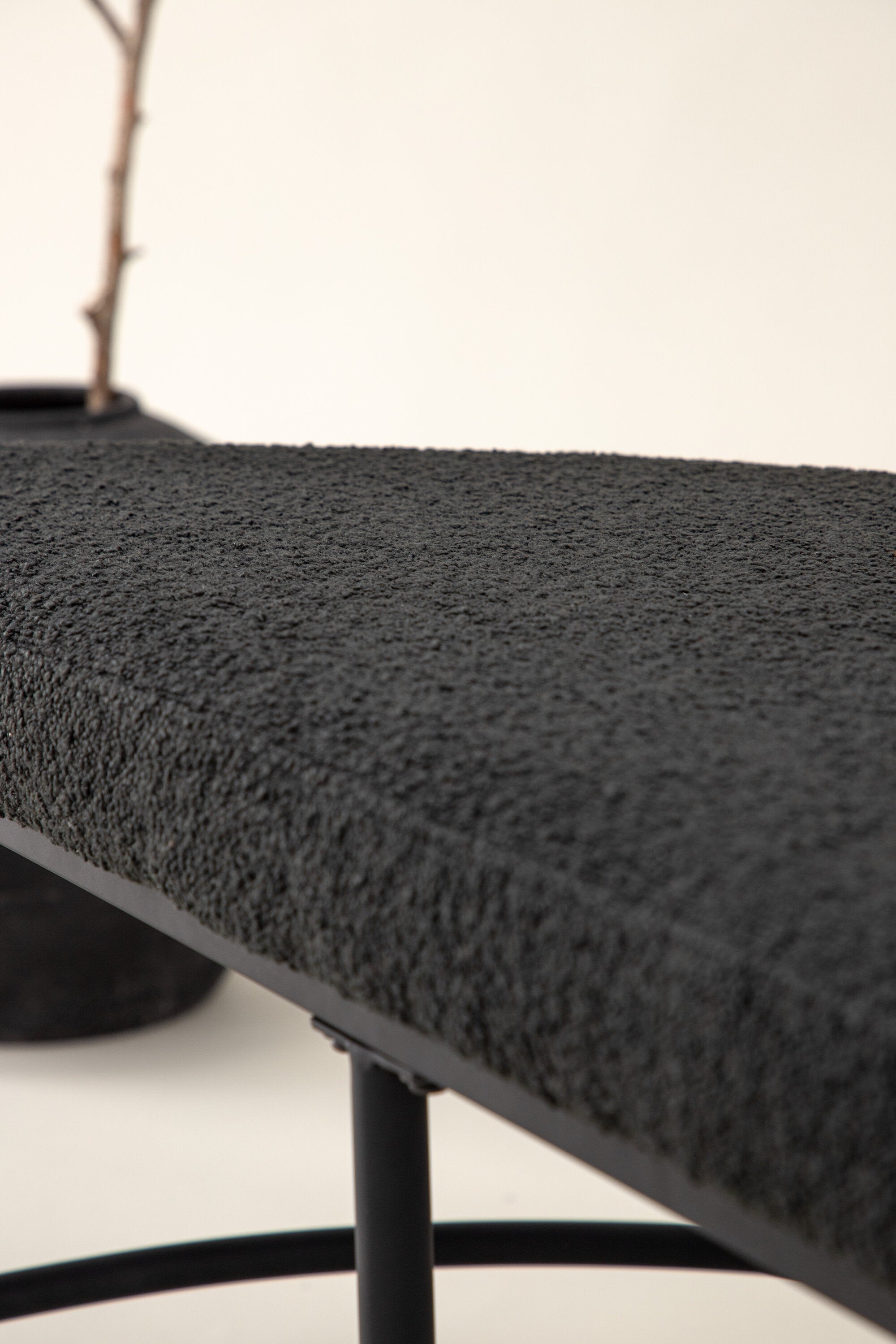 Stallhagen x Josefin Lustig Bank in Schwarz präsentiert im Onlineshop von KAQTU Design AG. Sitzbank ist von Vind