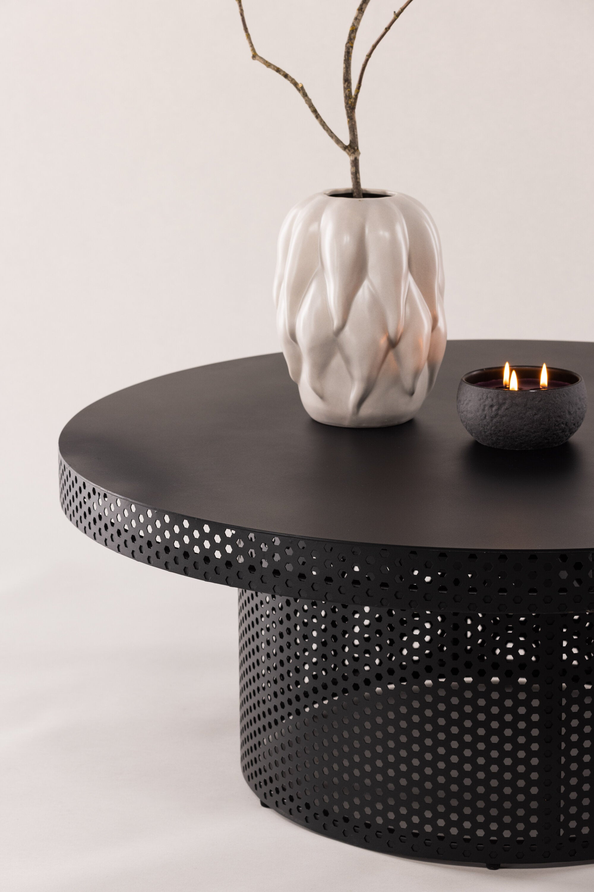 West End x Josefin Lustig Beistelltisch in Schwarz präsentiert im Onlineshop von KAQTU Design AG. Beistelltisch ist von Vind