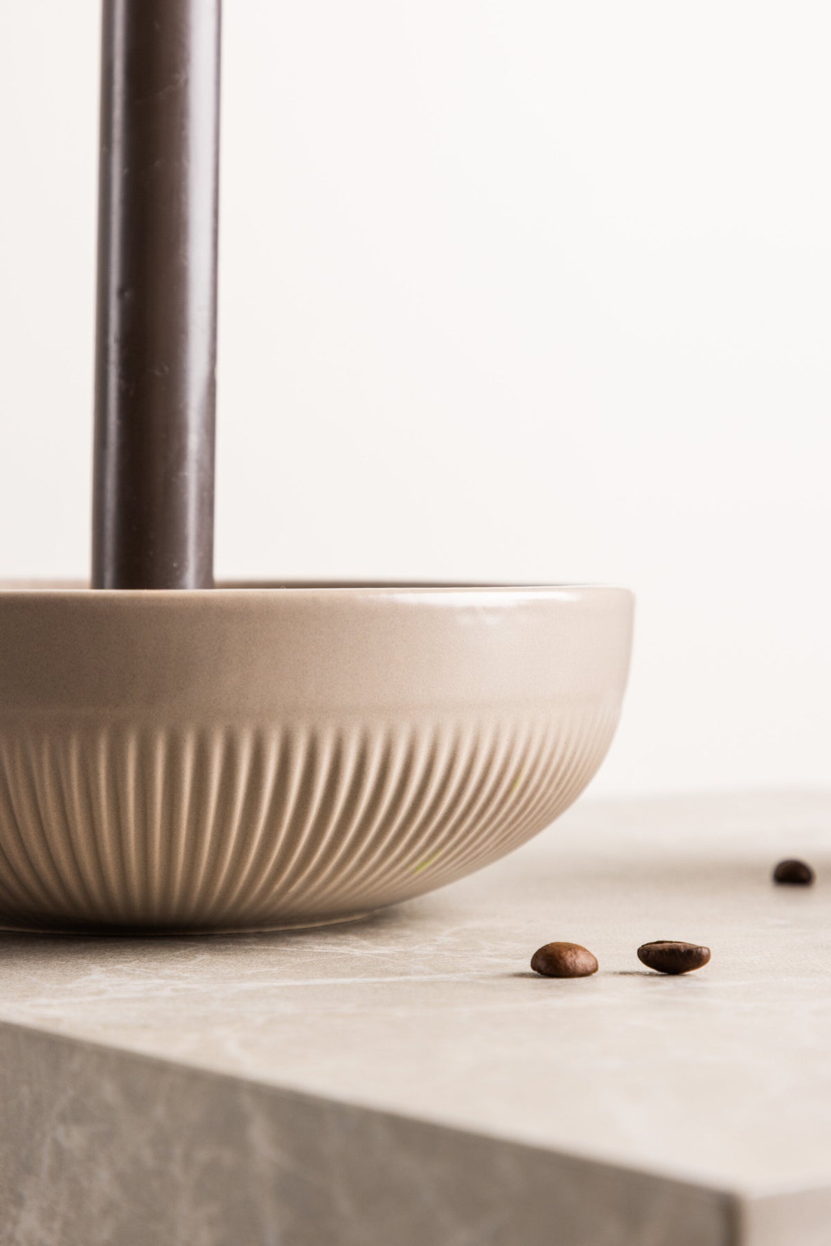 Runder Kerzenständer Posh von Venture Home aus glasiertem Steinzeug in Beige, Durchmesser 18 cm, Höhe 6 cm, schlichte Form.