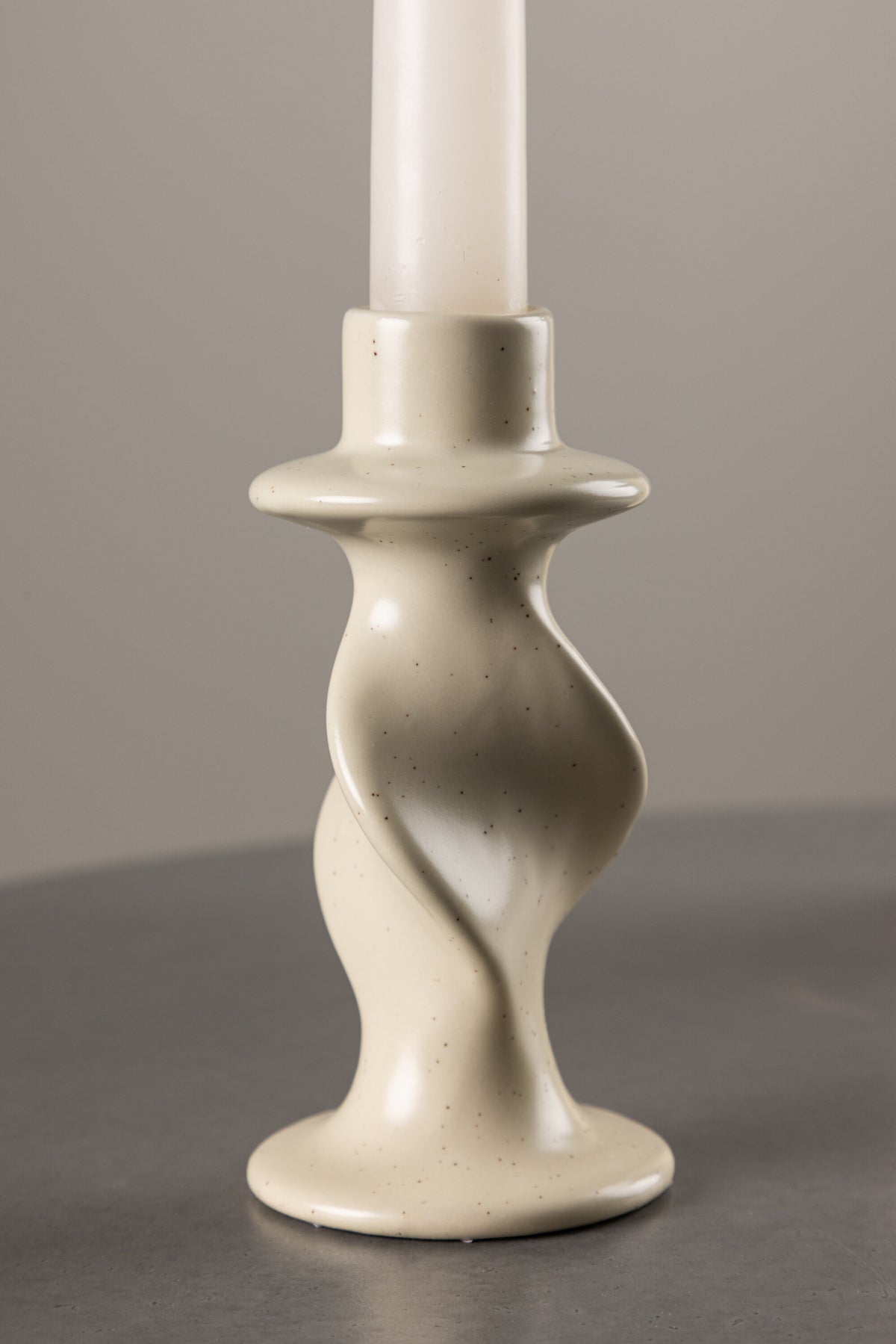 Kleiner runder Kerzenständer aus beigem Steinzeug, schlichte Form, Durchmesser 6 cm, Höhe 12 cm, Glory-Serie von Venture Home