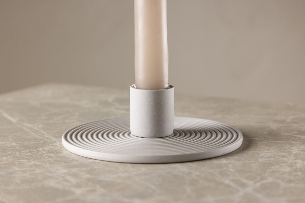 Ovaler Kerzenständer Dian aus grauem Ton, Venture Home, mit Platz für drei Kerzen, in kompakter Grösse D:12cm x H:4cm.