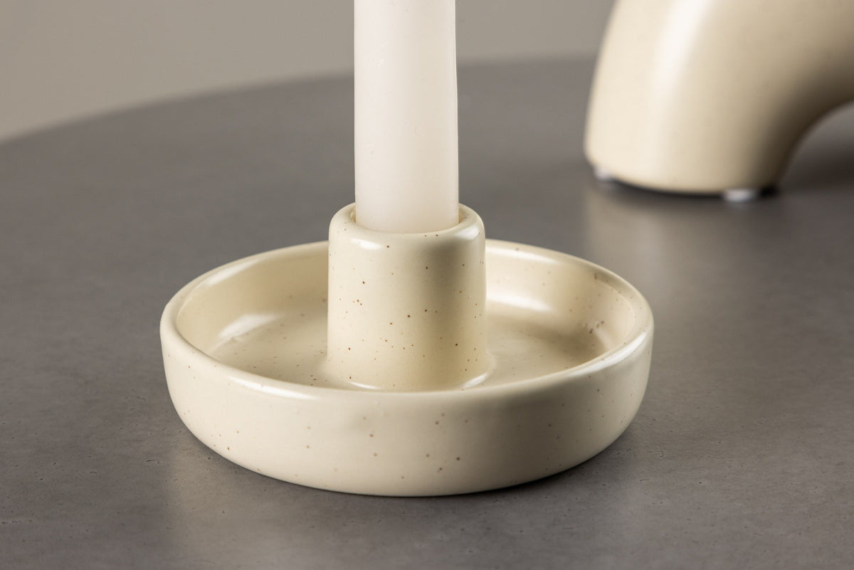 Runder Kerzenständer Otis aus schwarzem Steinzeug mit glatter Oberfläche, Durchmesser 11 cm, Höhe 5 cm, minimalistische Form.