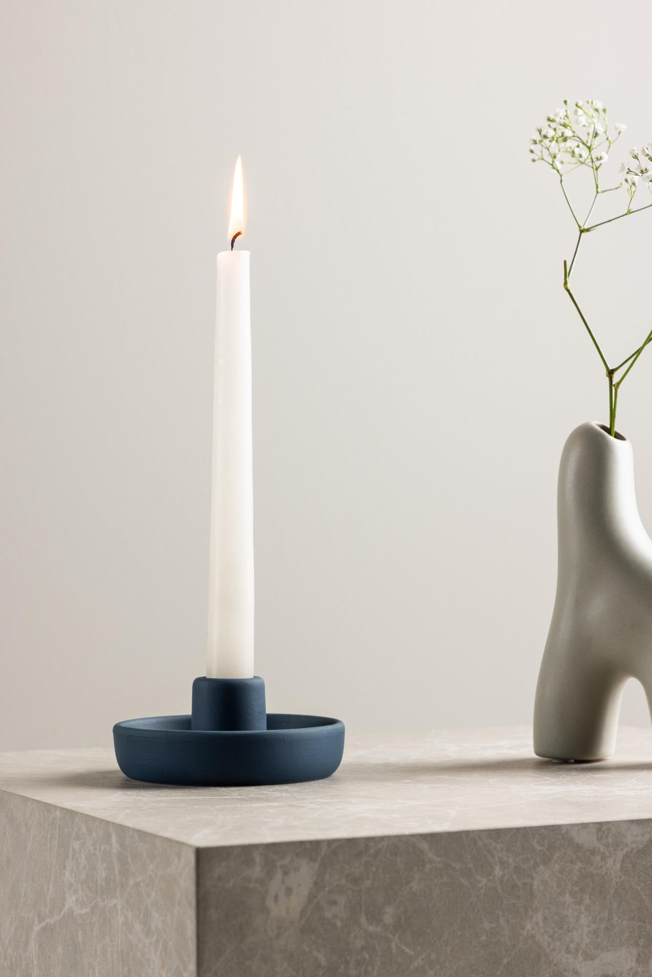 Otis Kerzenständer in Dunkelblau präsentiert im Onlineshop von KAQTU Design AG. Kerzenständer ist von Venture Home