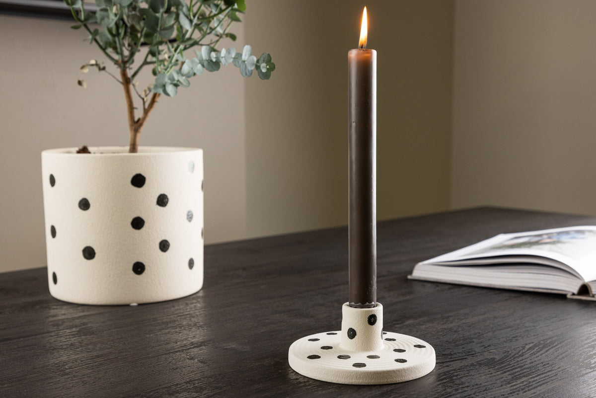 Kerzenständer Bette von Venture Home aus Steinzeug in Schwarz-Weiss, runde Form mit flacher Basis und kleiner Kerzenaufnahme.