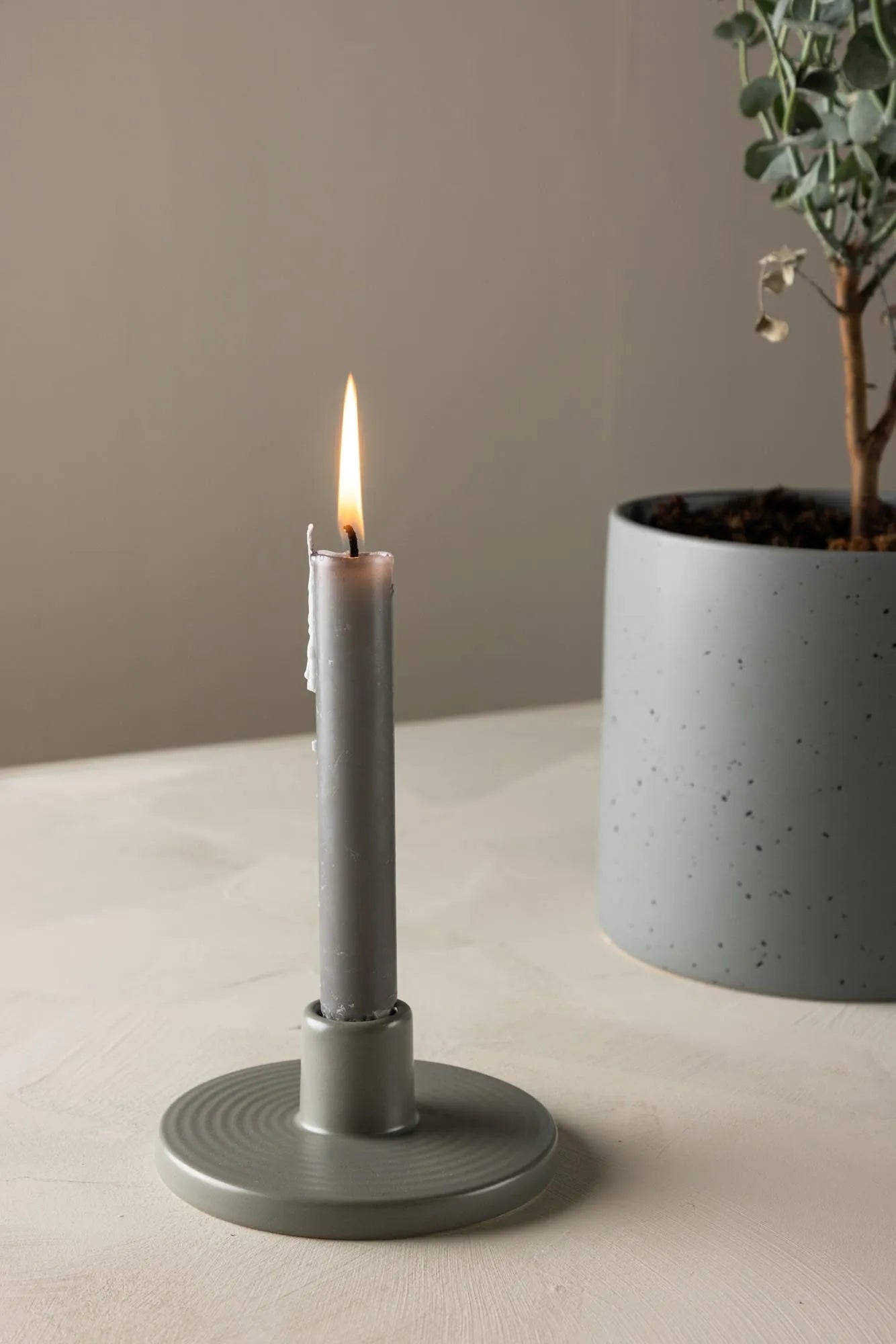 Bette Kerzenständer in Grau präsentiert im Onlineshop von KAQTU Design AG. Kerzenständer ist von Venture Home