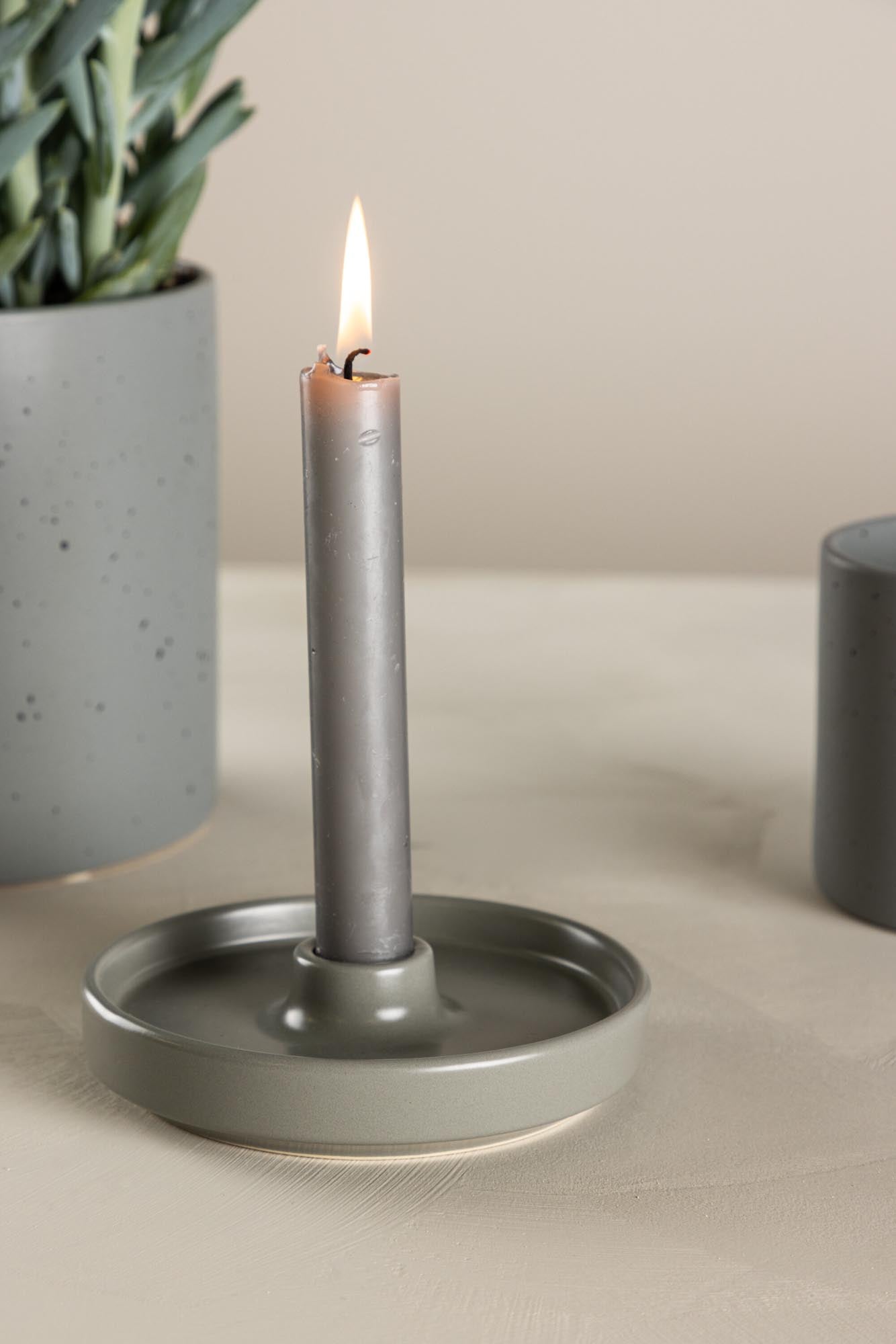 Bette Kerzenständer in Grau präsentiert im Onlineshop von KAQTU Design AG. Kerzenständer ist von Venture Home