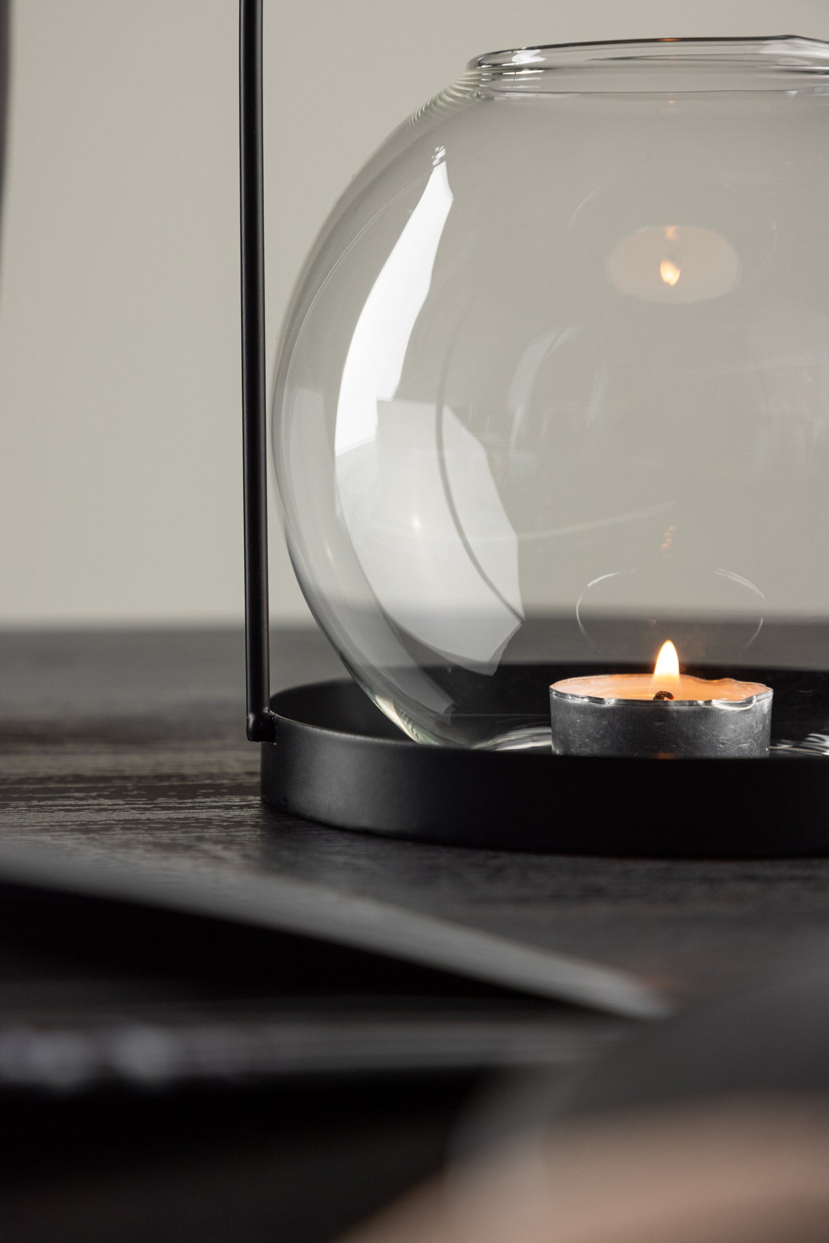 Teelichthalter Flora aus Glas in Schwarz und Klar, rund geformt, Grösse D 22 cm x H 14 cm, Marke Venture Home.