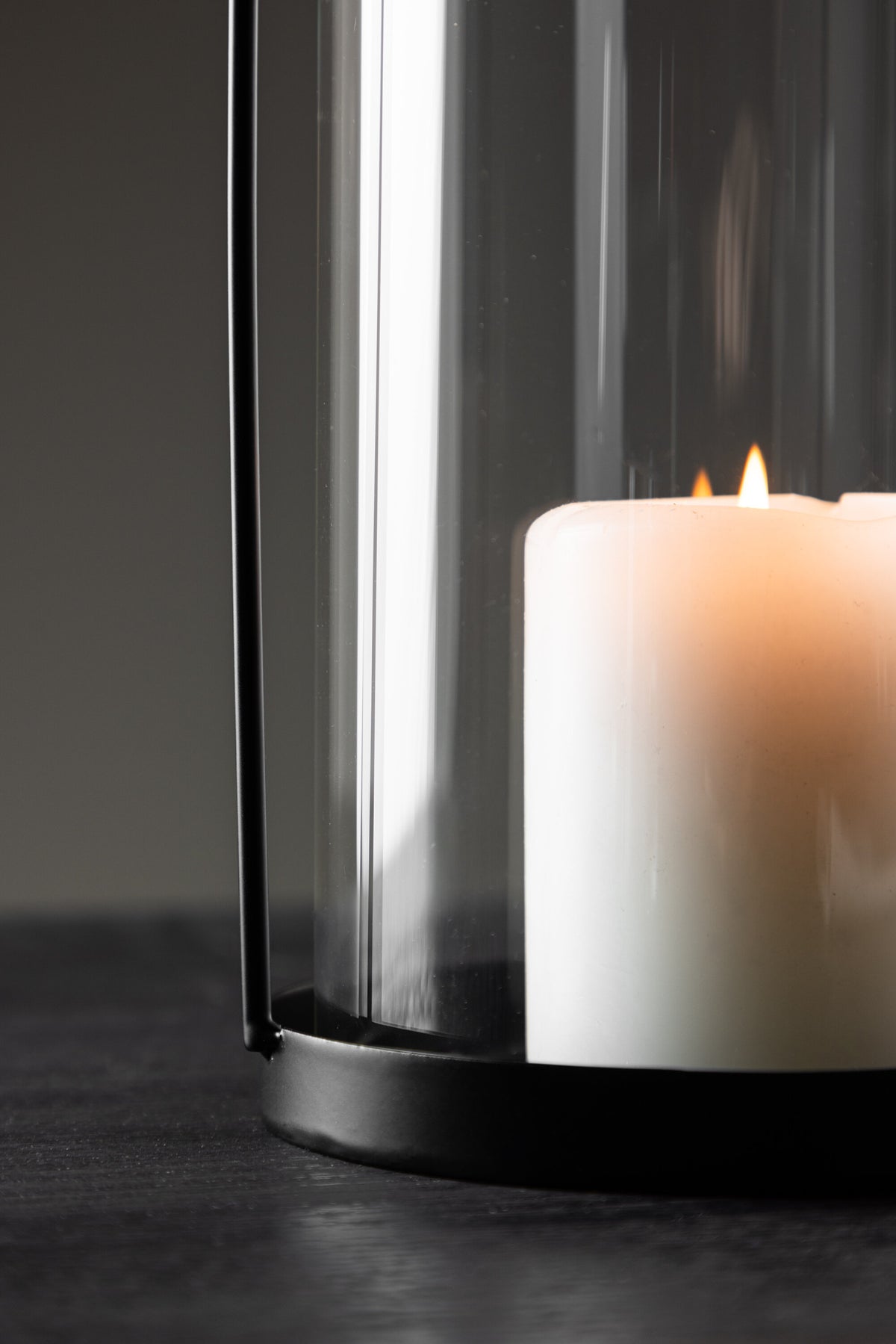 Teelichthalter Flora aus Glas in Schwarz und Klar, rund geformt, Grösse D 22 cm x H 14 cm, Marke Venture Home.