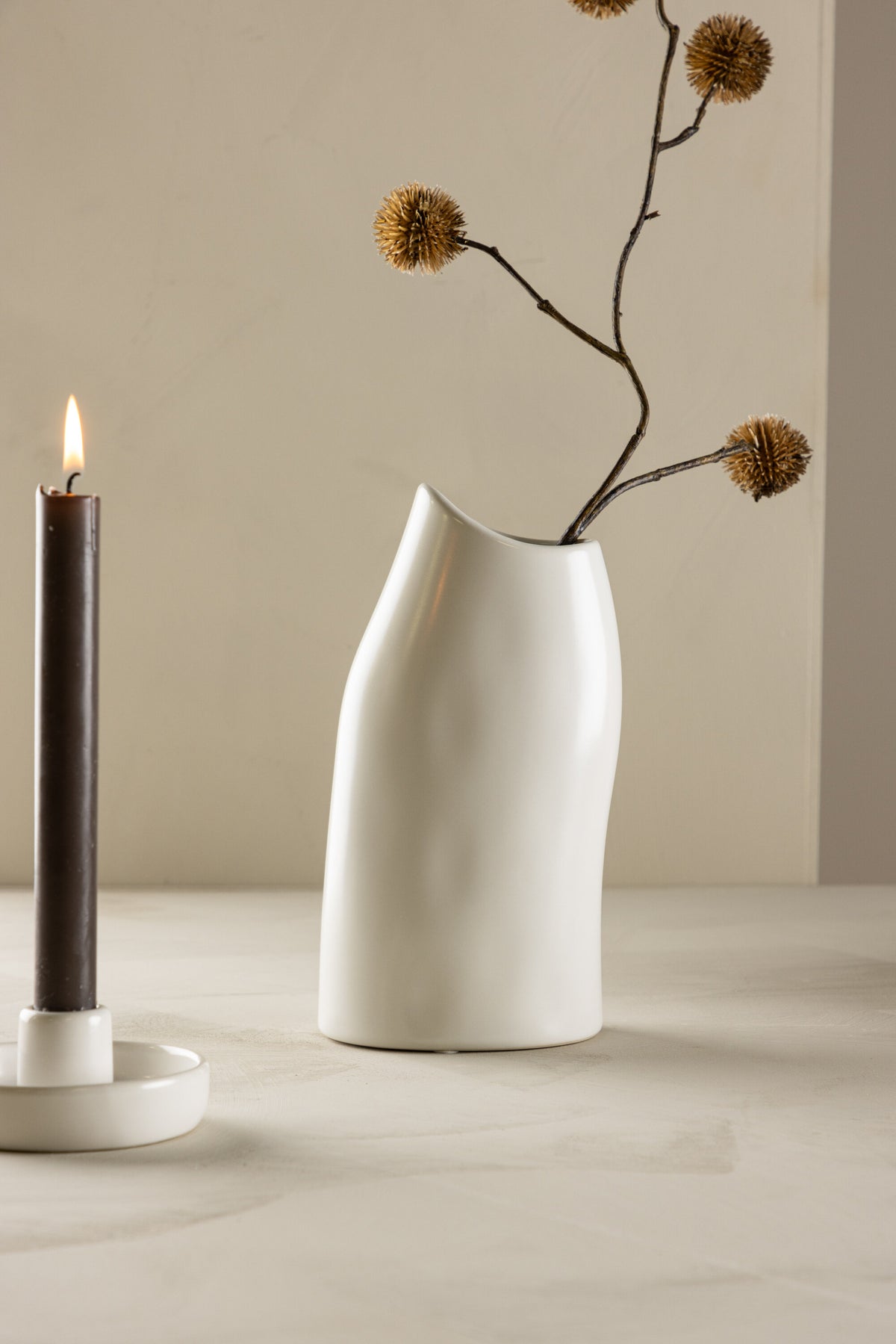 Beige Steinzeug-Vase Ernst mit schwarzen Punkten und glasierter Oberfläche, schlanke Form, Höhe 23 cm.