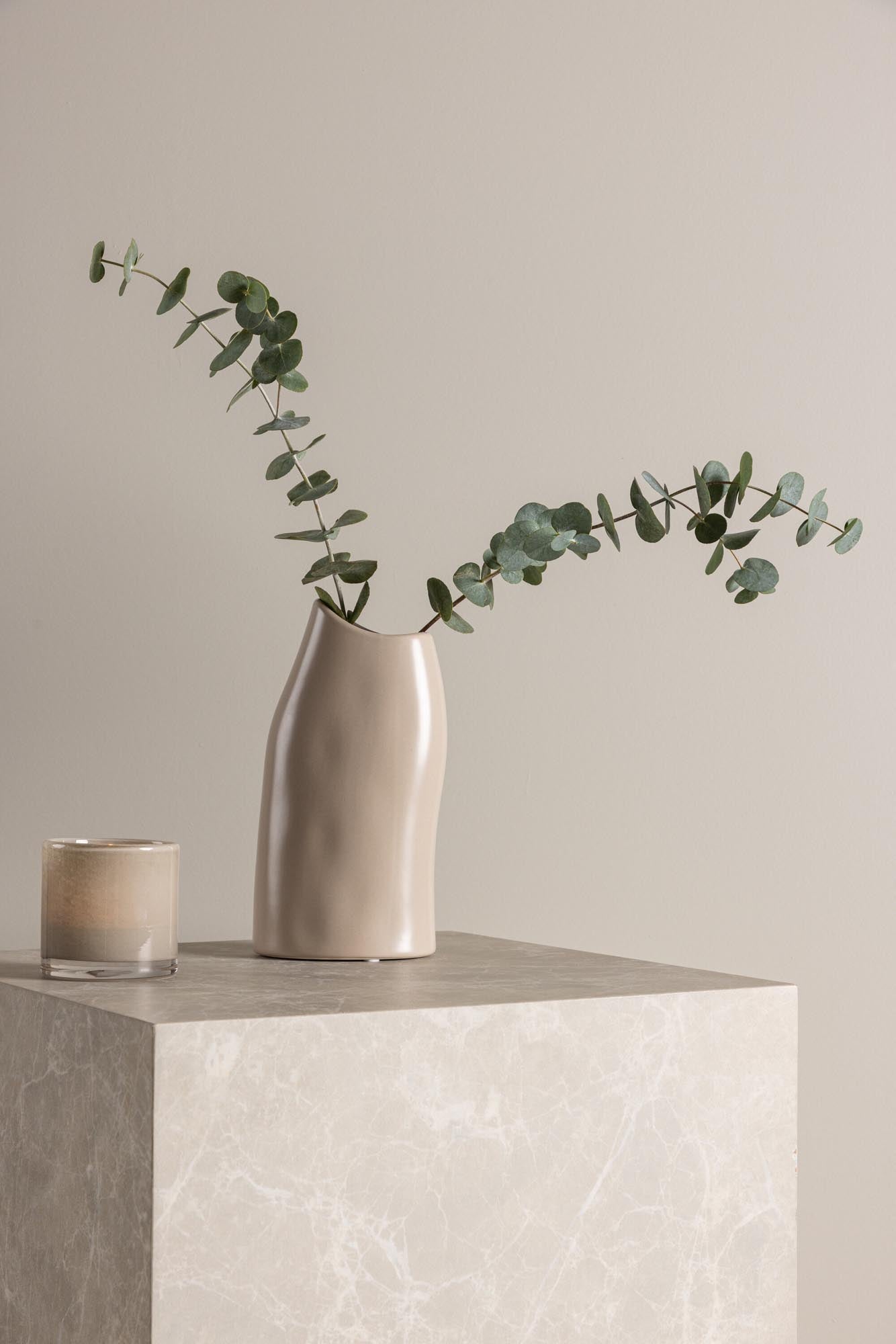 Ernst Vase in Schwarz-Weiss präsentiert im Onlineshop von KAQTU Design AG. Vase ist von Venture Home