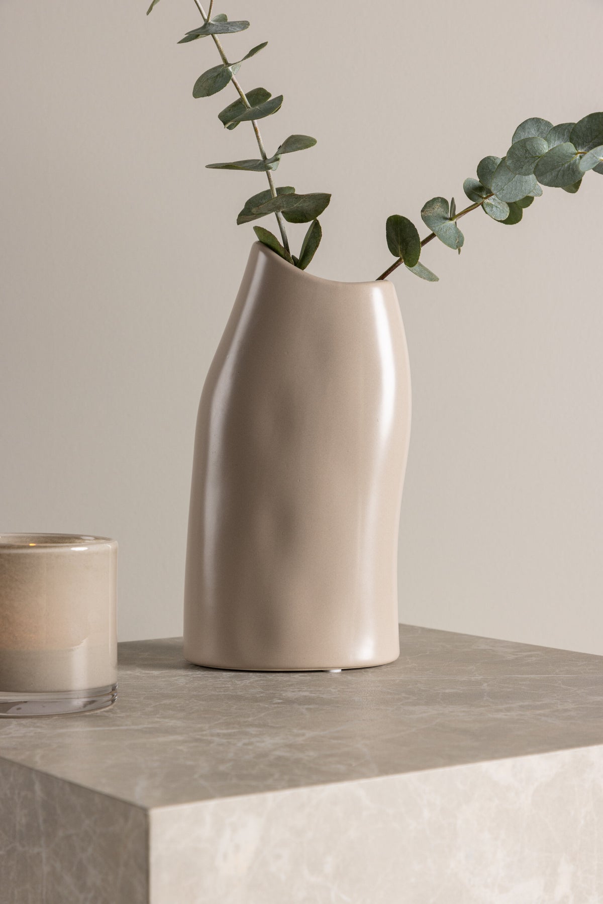 Beige Steinzeug-Vase Ernst mit schwarzen Punkten und glasierter Oberfläche, schlanke Form, Höhe 23 cm.