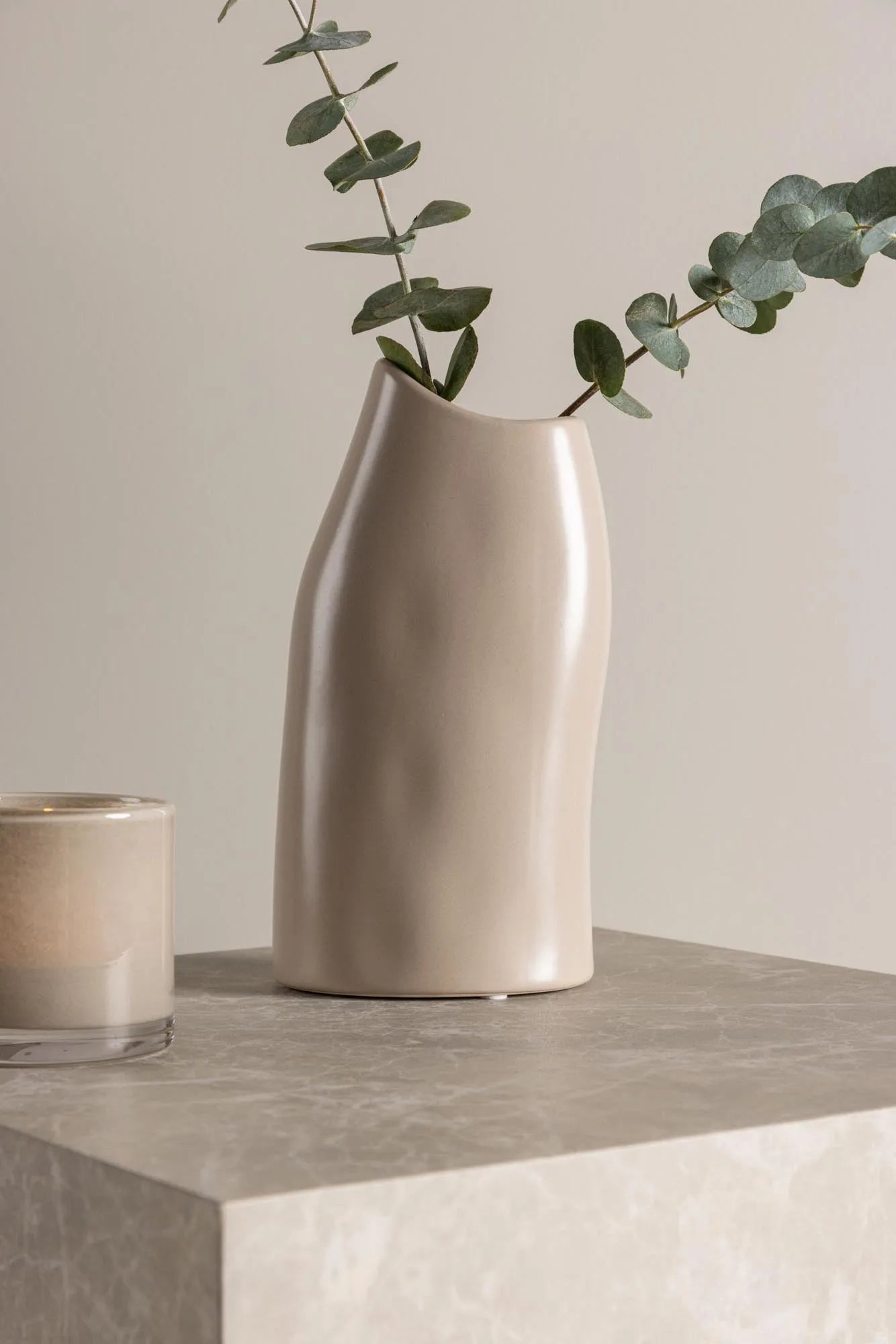 Ernst Vase: Zeitloses Punktedesign für moderne Wohnambiente.