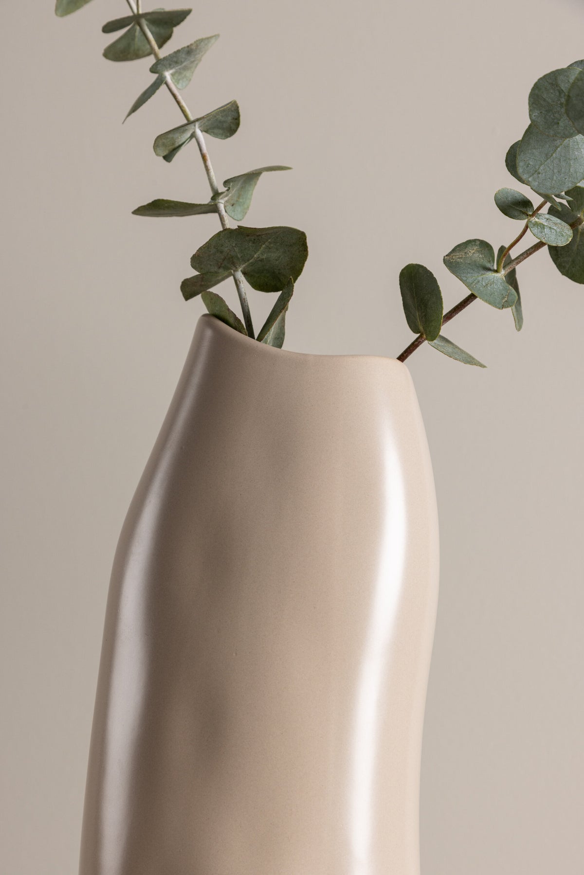 Beige Steinzeug-Vase Ernst mit schwarzen Punkten und glasierter Oberfläche, schlanke Form, Höhe 23 cm.