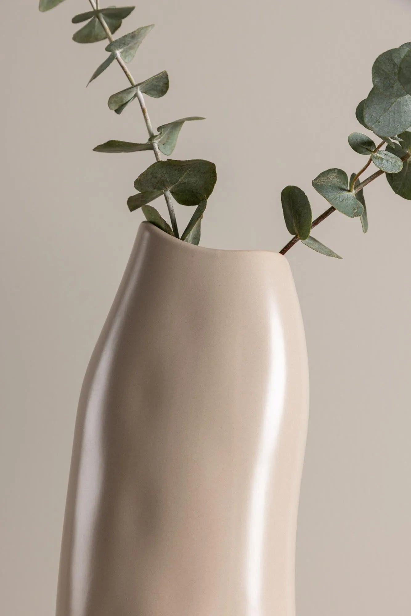 Ernst Vase: Elegantes Punktedesign für zeitgemäße Wohnkultur.