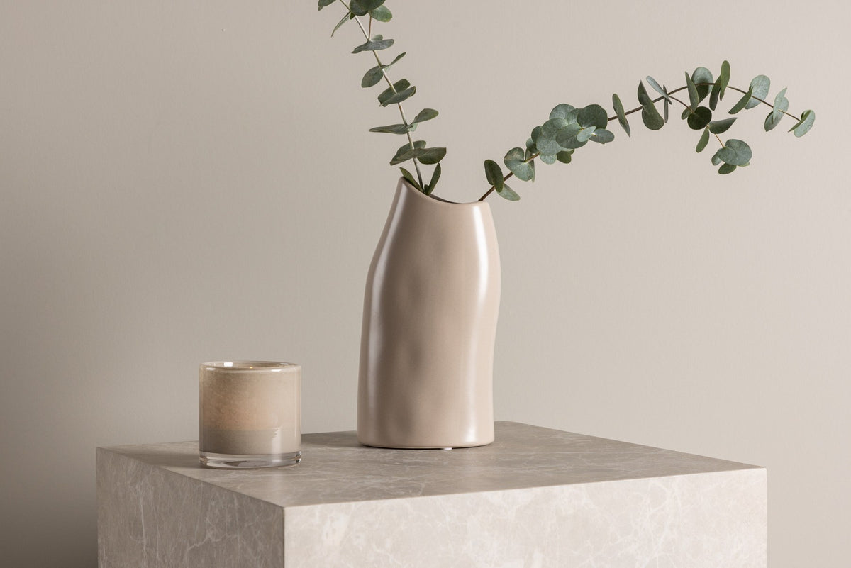 Beige Steinzeug-Vase Ernst mit schwarzen Punkten und glasierter Oberfläche, schlanke Form, Höhe 23 cm.