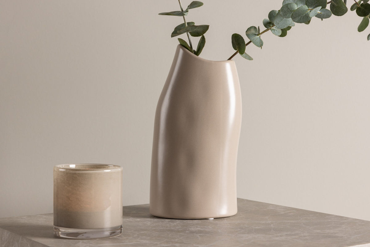 Beige Steinzeug-Vase Ernst mit schwarzen Punkten und glasierter Oberfläche, schlanke Form, Höhe 23 cm.