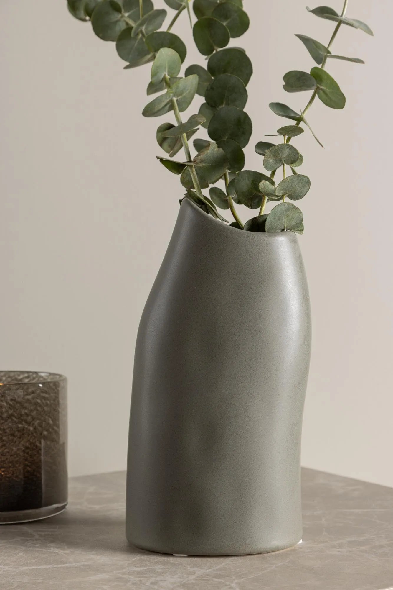 Ernst Vase: Verspielte Punkte auf glasiertem Steingut für stilvolle Blumenarrangements.