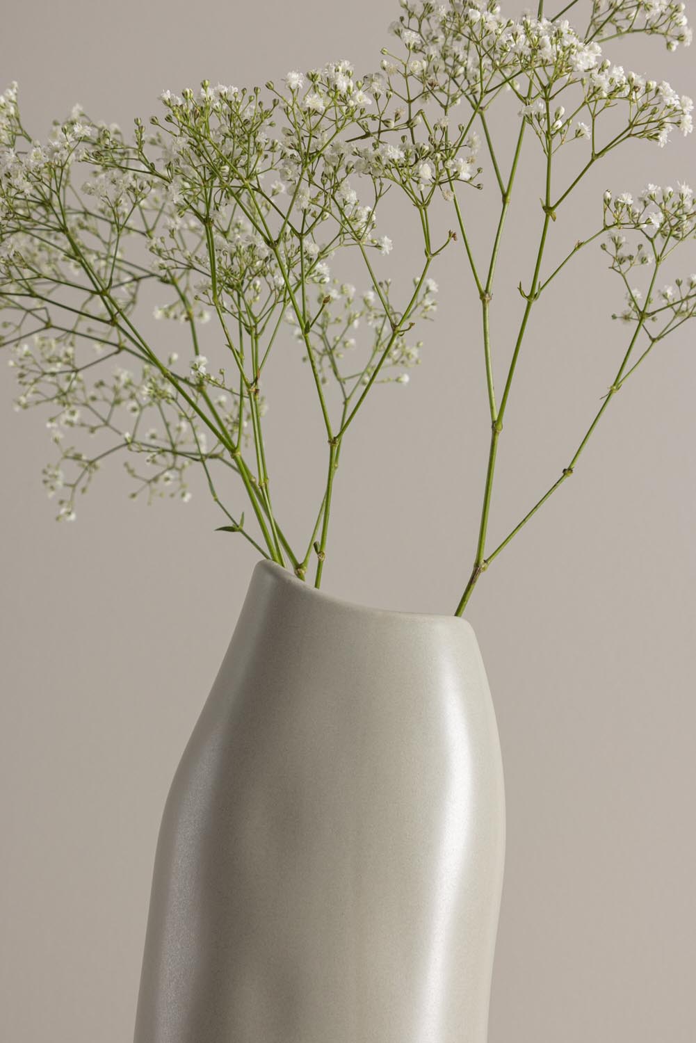 Beige Steinzeug-Vase Ernst mit schwarzen Punkten und glasierter Oberfläche, schlanke Form, Höhe 23 cm.