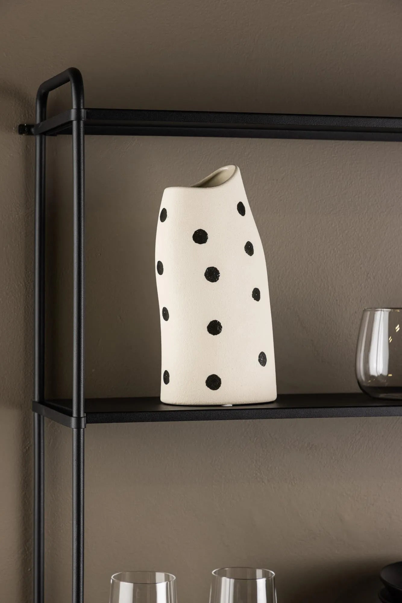 Ernst Vase: Modernes Design mit einzigartigem Punktmuster.