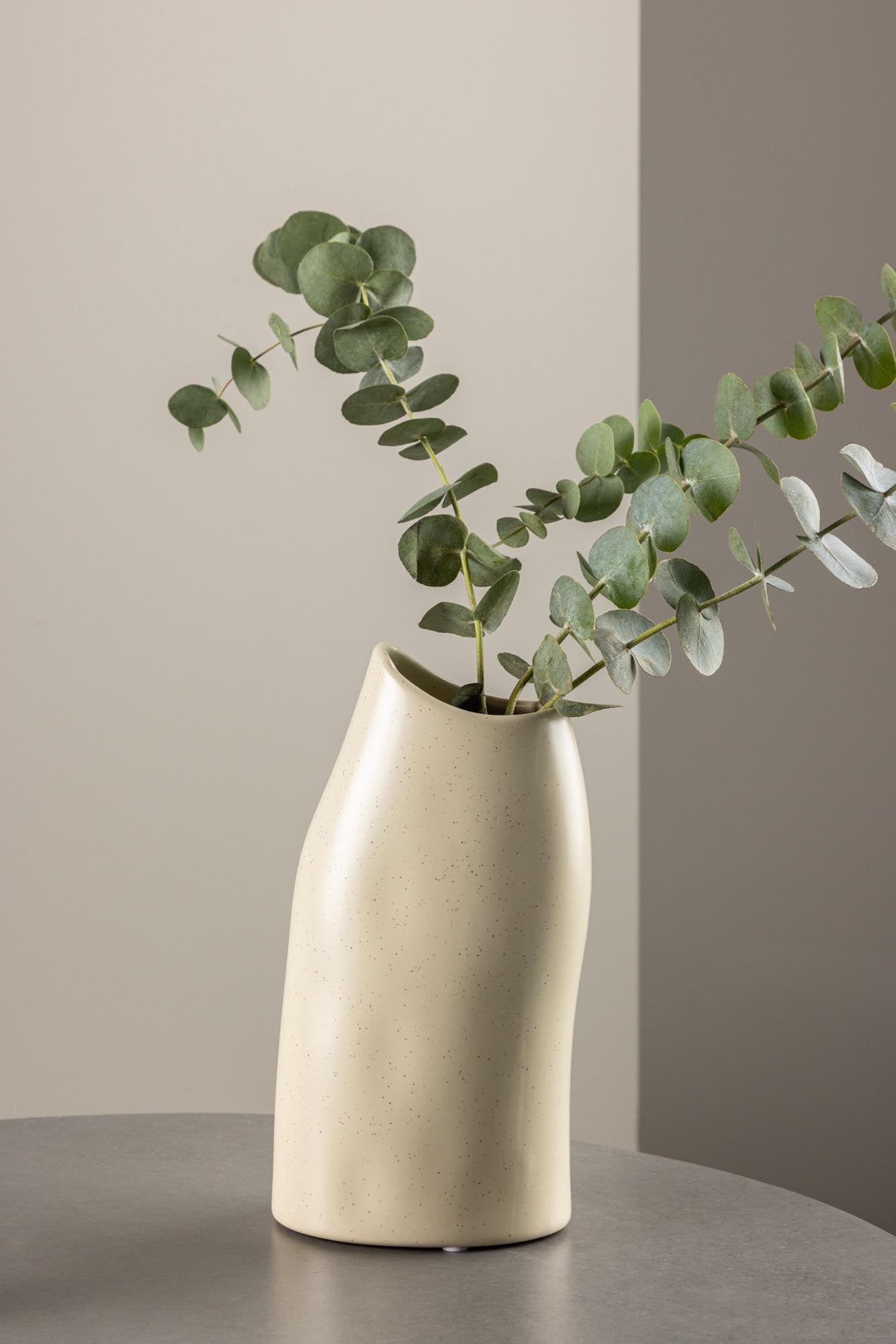 Ernst Vase in Schwarz-Weiss präsentiert im Onlineshop von KAQTU Design AG. Vase ist von Venture Home