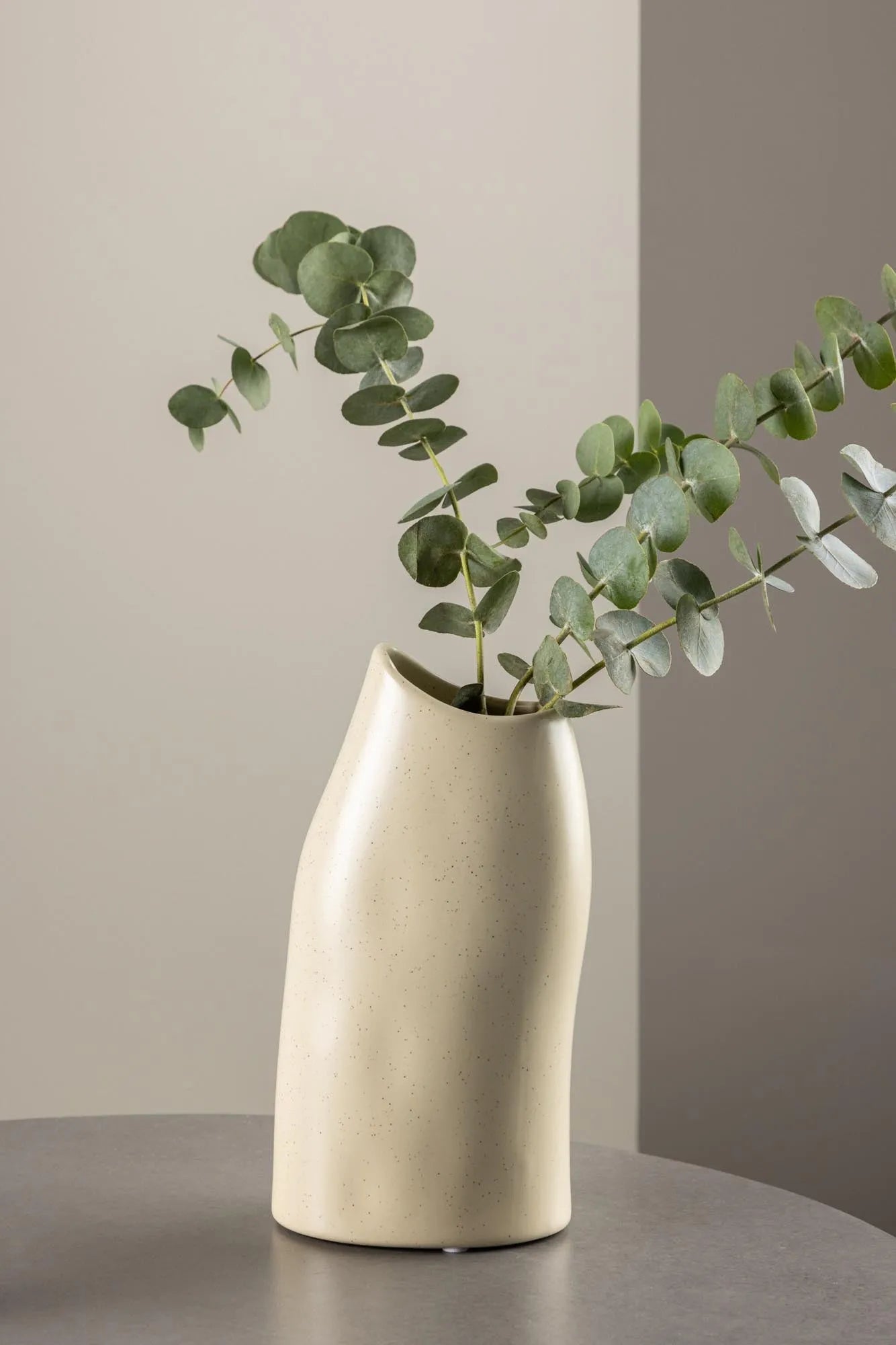 Ernst Vase: Elegante Keramik für zeitlose Wohnkultur von Venture Home.