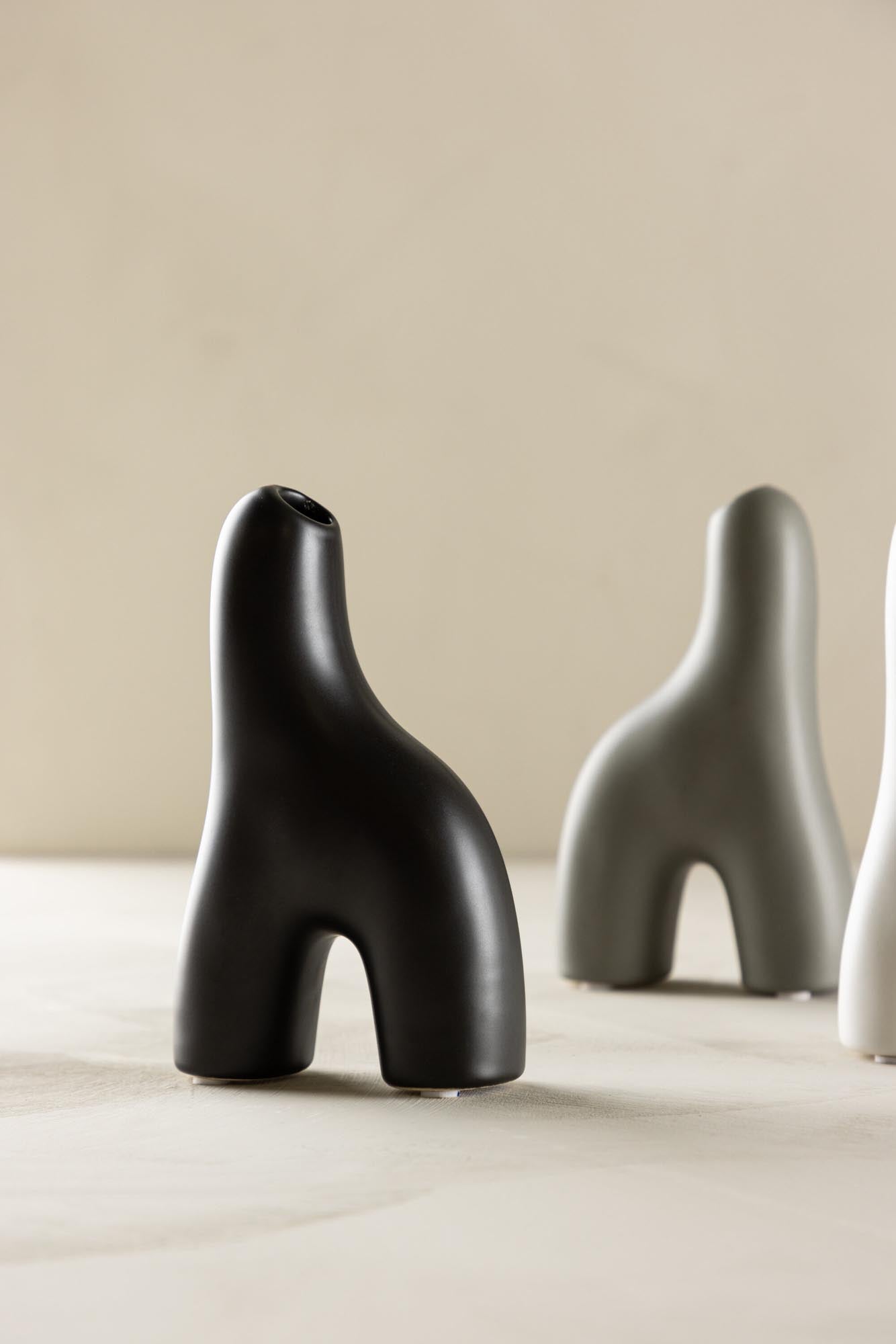 Aya Vase in Schwarz-Weiss präsentiert im Onlineshop von KAQTU Design AG. Vase ist von Venture Home