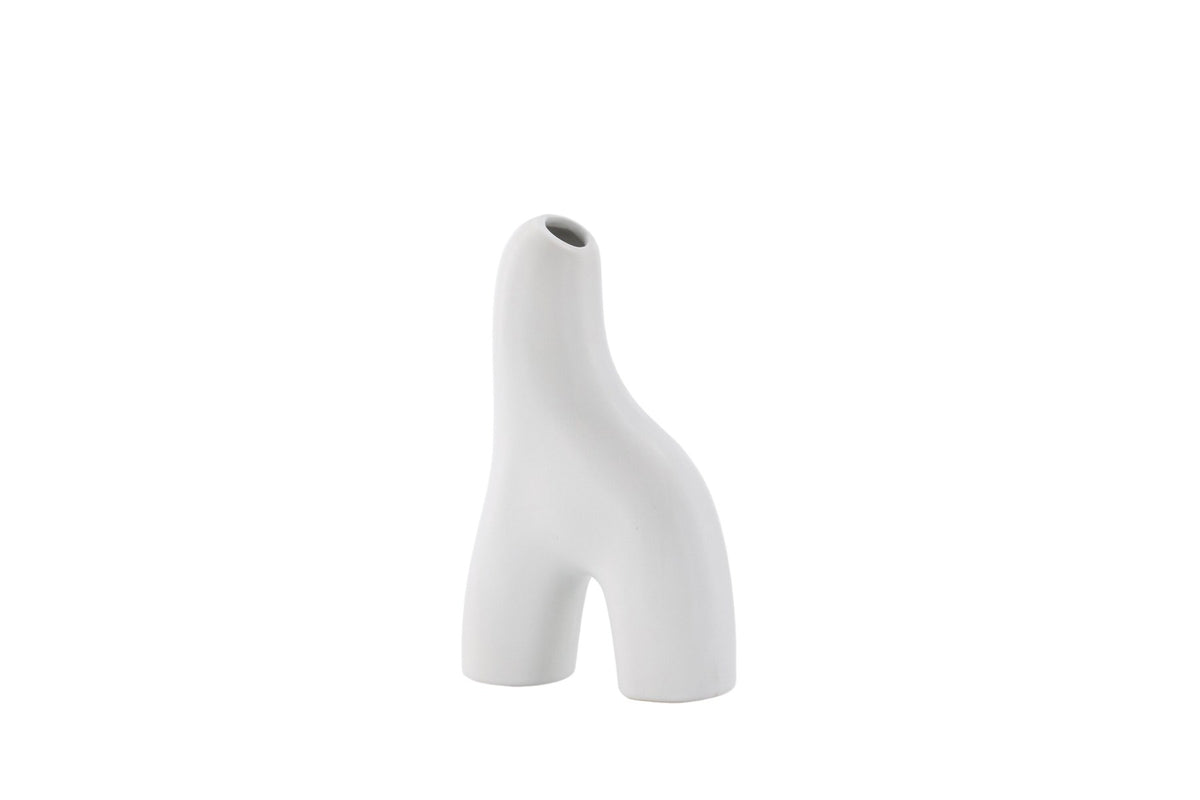 Weisse Vase Aya von Venture Home aus Steinzeug mit schlanker, eigenwilliger Form, freigestellt fotografiert.