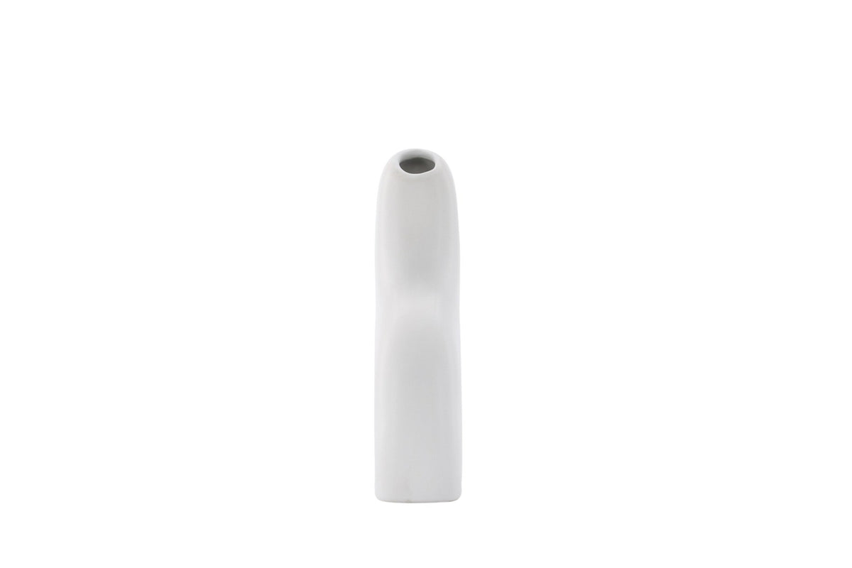 Weisse Vase Aya von Venture Home aus Steinzeug mit schlanker, eigenwilliger Form, freigestellt fotografiert.