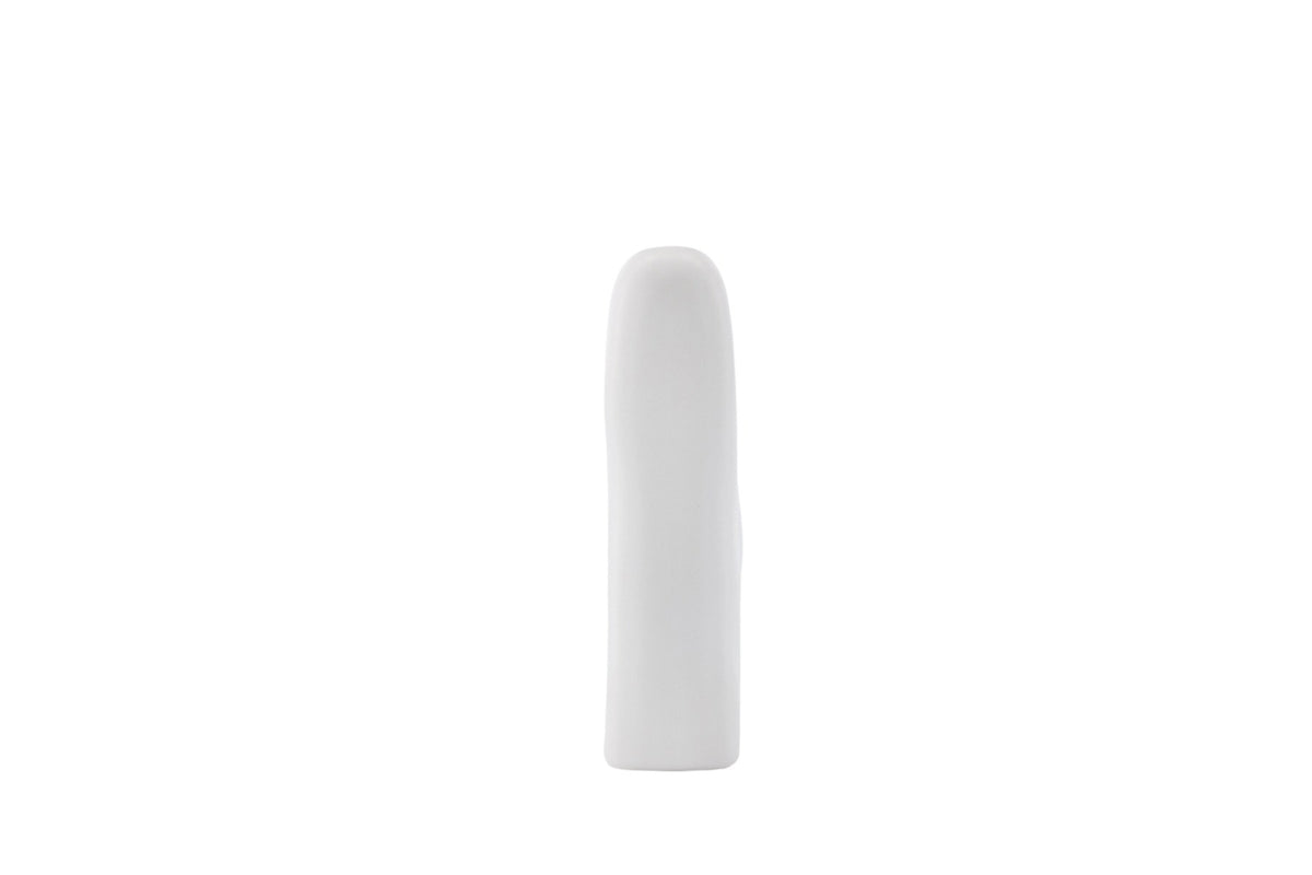 Weisse Vase Aya von Venture Home aus Steinzeug mit schlanker, eigenwilliger Form, freigestellt fotografiert.