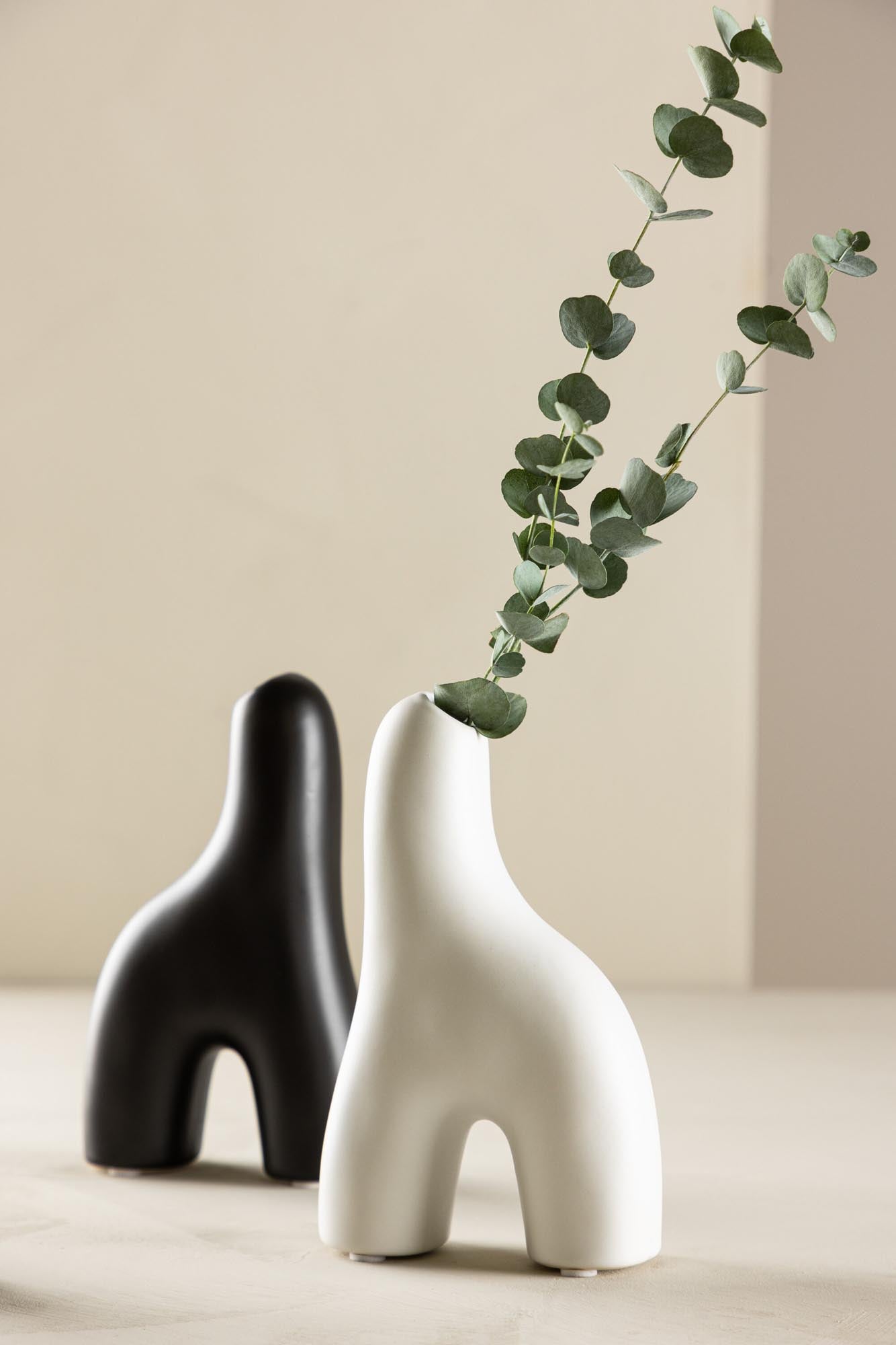 Aya Vase in Schwarz-Weiss präsentiert im Onlineshop von KAQTU Design AG. Vase ist von Venture Home