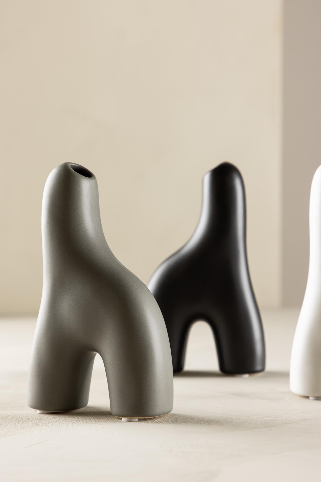 Aya Vase in Schwarz-Weiss präsentiert im Onlineshop von KAQTU Design AG. Vase ist von Venture Home