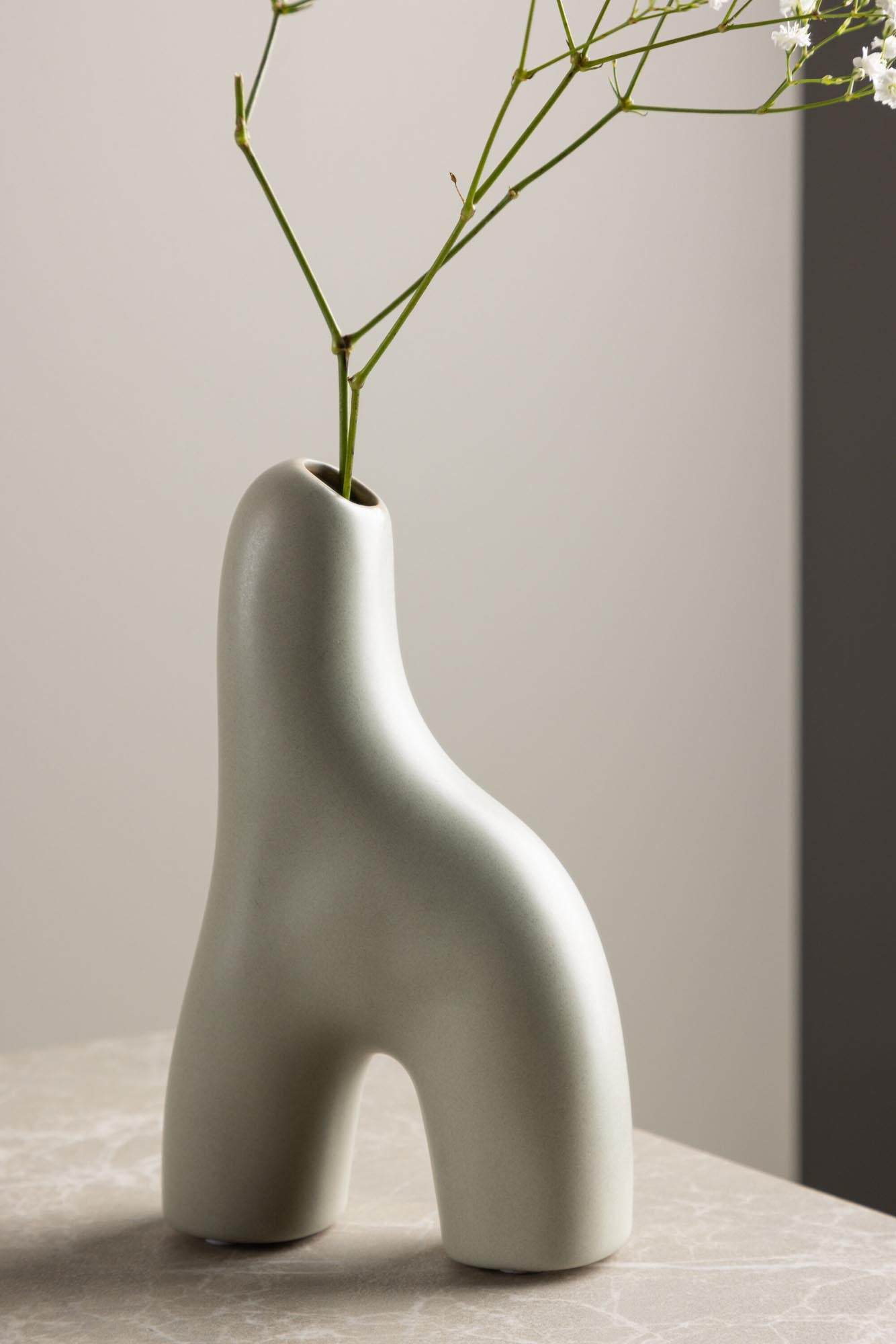 Aya Vase in Schwarz-Weiss präsentiert im Onlineshop von KAQTU Design AG. Vase ist von Venture Home