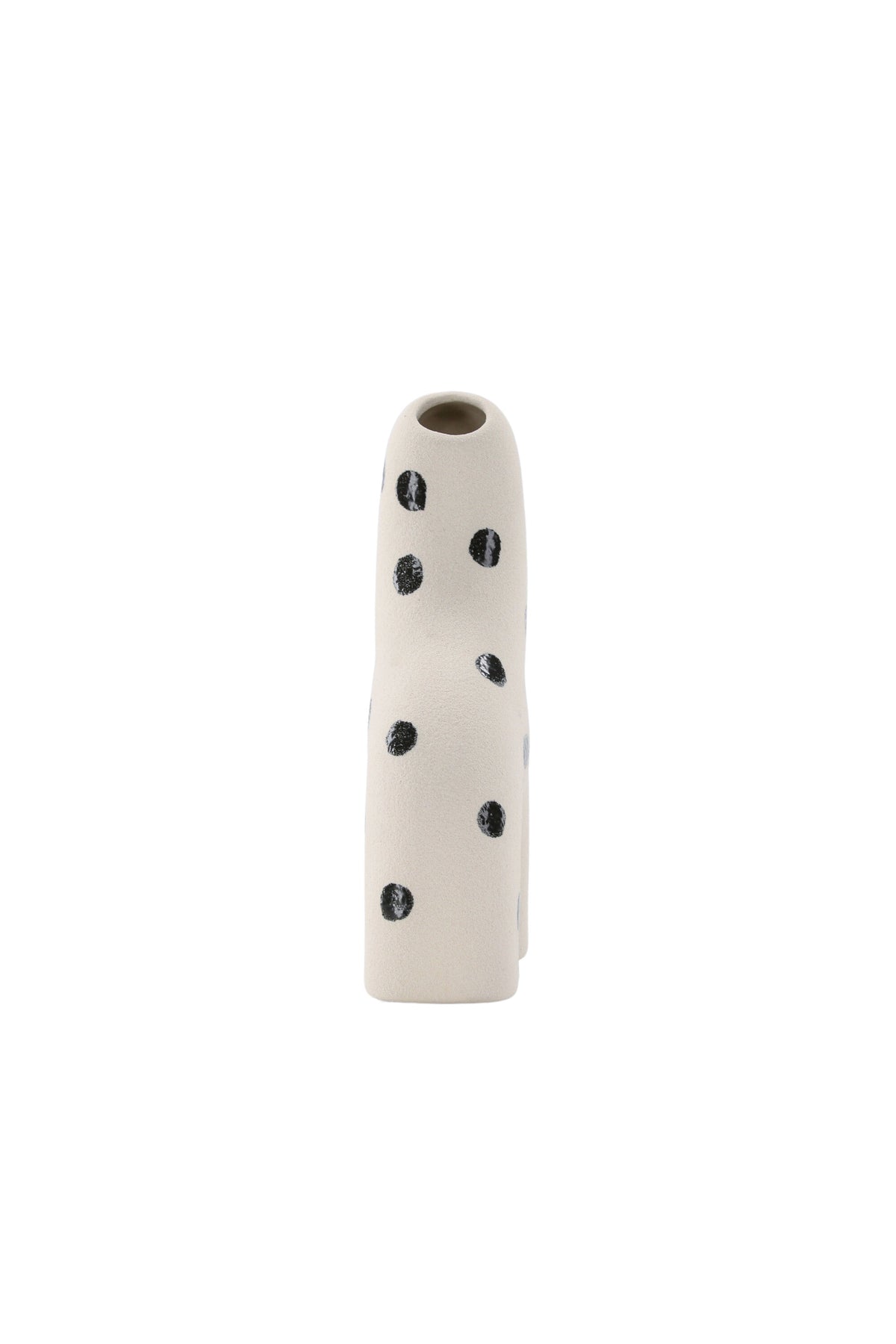 Weisse Vase Aya von Venture Home aus Steinzeug mit schlanker, eigenwilliger Form, freigestellt fotografiert.