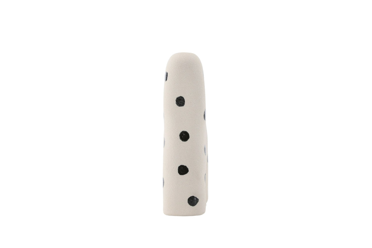Weisse Vase Aya von Venture Home aus Steinzeug mit schlanker, eigenwilliger Form, freigestellt fotografiert.